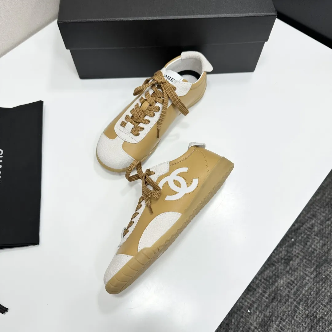 高版本 CHANEL香奈儿新款熊猫板鞋熊猫鞋 香奈儿2026ss火爆熊猫鞋🐼配色厚底休闲运动鞋板鞋 专柜同步 专柜非常火爆 非常难买的一款鞋 全网最火的厚底熊猫鞋 可想而知小香控不可错过的 颜值与舒适并存的 简约百搭小白鞋 厚底增高超级百搭，闭眼入😍谁穿谁好看 鞋面：特殊材质➕头层牛皮 内里：进口网里 大底：原版橡胶大底 码数: 35-40（41 定做 P270