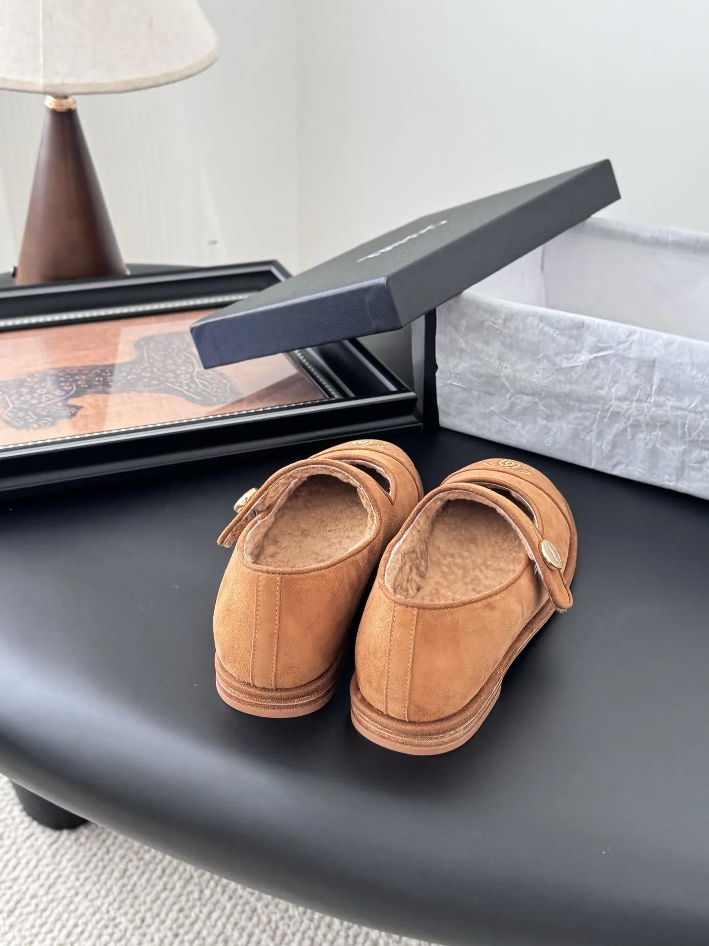 P 250 Chanel 25B秋冬新款毛茸茸玛丽珍单鞋 泰迪毛毛鞋 很舒服诶 美拉德棕色还是很适合秋冬的～ 鞋面麂皮/牛皮 内里皮毛一体 真皮大底 Size:35-39 其他码数定做