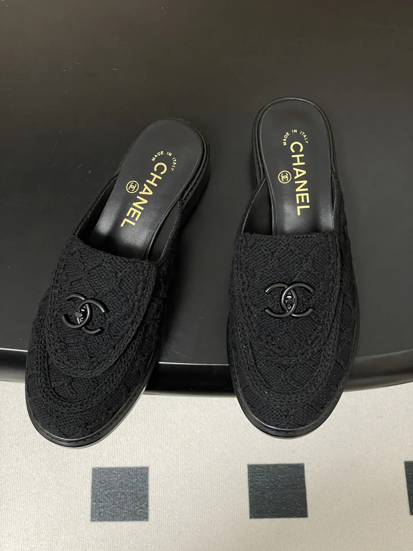 p270- 26Fw春夏新款Chanel香奈儿度假风小香针织刺绣经典双C logo包头半拖凉拖鞋经典书包扣翻盖菱格穆勒鞋 鞋面装饰双C扣标志，是小香的经典设计符号，兼具精致感与品牌辨识度。编织穆勒鞋，经典无后跟设计，编织鞋面+双C Logo，品牌感满满！简约大气，百搭不挑人。春夏季节搭裙装或休闲裤都很出彩，轻松切换多种风格，时髦又实用～ 鞋面：混种羊皮/针织棉线 内里垫脚：羊皮 鞋底：意大利真皮大底 码数：35-39（40.41定做不退换）