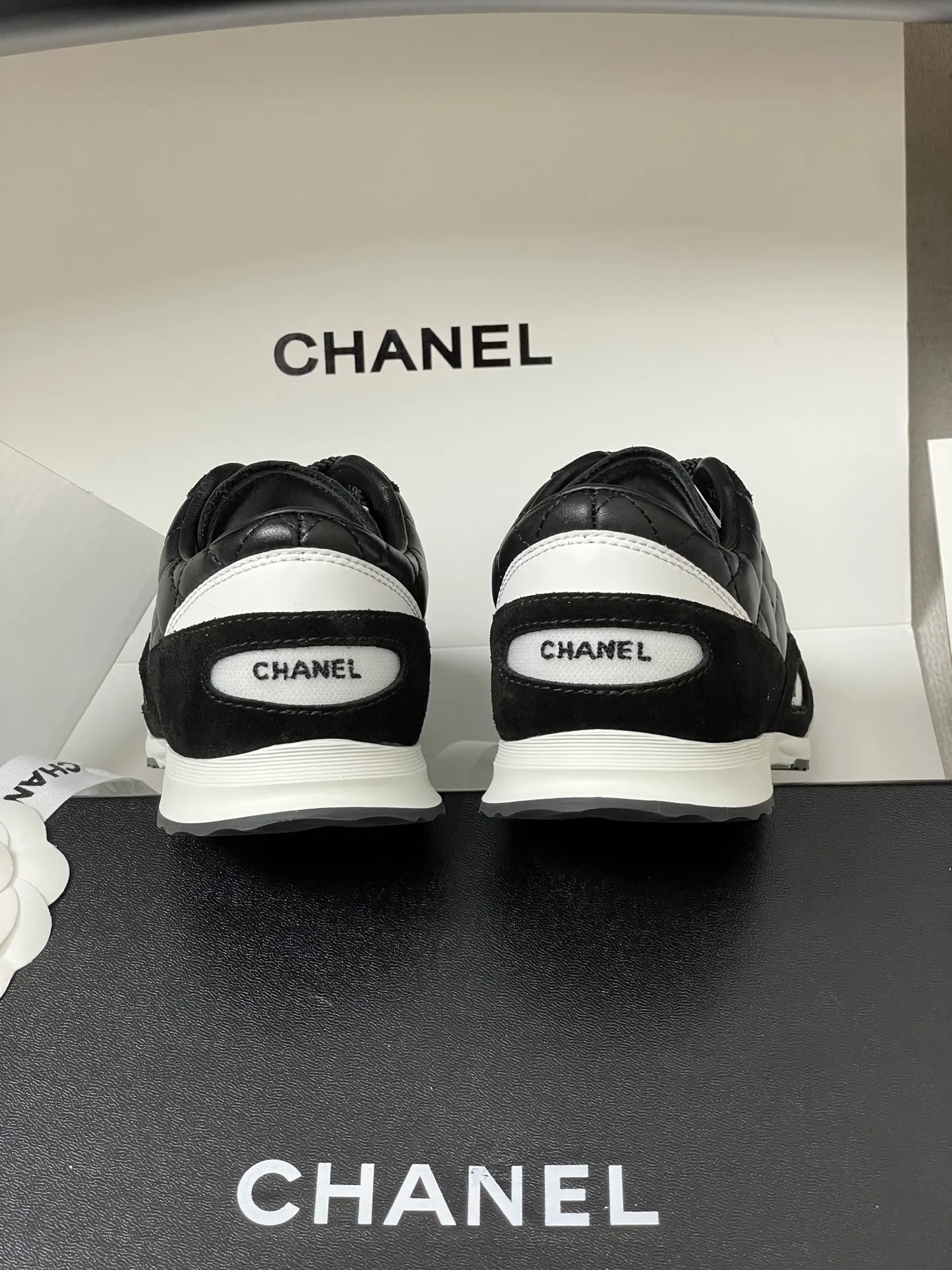 p370-莞产(配高档飞机盒✈️) Chanel 小香 26C早春新款经典菱格系带运动鞋双C微标德训鞋休闲小白鞋 26c菱格运动鞋混搭神器Chanel Sneaker菱格纹绗缝设计,这是香奈儿最经典的标志之一 鞋面堪称点睛之笔,羊皮菱格纹肌理极具质感,羊皮材质打造的菱格颗粒饱满立体,每一个菱格的纹路都充盈且富有弹性,手触上去能清晰感受到皮革的软糯与菱格的挺括,经典的绗缝工艺让菱格的轮廓线条利落又圆润,再搭配鞋侧低调的双C标识,既保留了香奈儿标志性的优雅! 鞋面:定制小羊皮/牛反绒 内里:小羊皮 鞋垫:透气环保网布 鞋底:原版开模双色TPU组合大底 码数:35-39(40定做不退换)