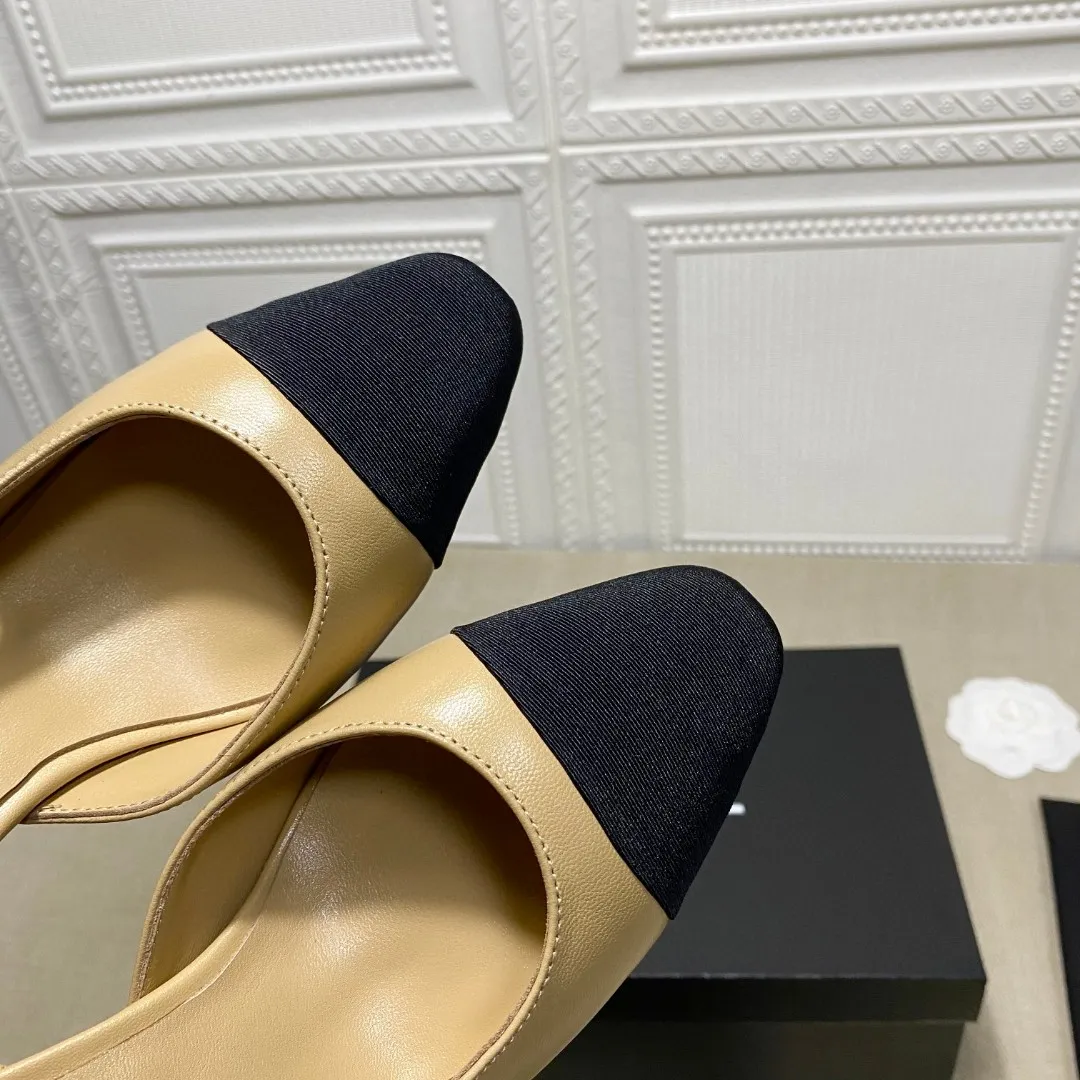 P210💰 Chanel&mdash;&mdash;春夏季经典拼色粗跟侧空凉鞋⚠ 时尚走秀款❤A级羊皮面料羊皮内里+垫脚，真皮大底，原版复刻 拼接色混搭，内侧空包头风格，6.5cm粗跟小logo点缀，演绎时尚！怎么搭怎么好看系列！35-41码 橡胶底150