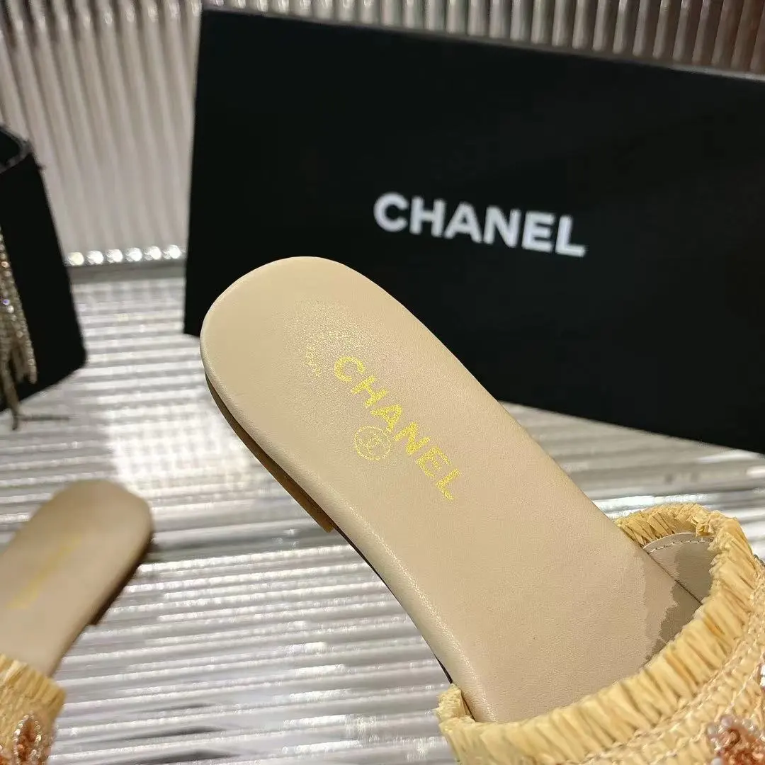 💫💫26春夏Chanel设计自带高光，经典双C标识彰显身份，小香风的精致感藏都藏不住～ 休闲不随意，精致好看，🤩上脚轻盈无负担，细节处尽显匠心，时髦精的夏日氛围感全靠它撑场✨ 🔺面料:定制草编 🔺颜色:杏色、黑色、白色 🔺码数：35-40码（41订做不退换） 🔺出厂价：220元