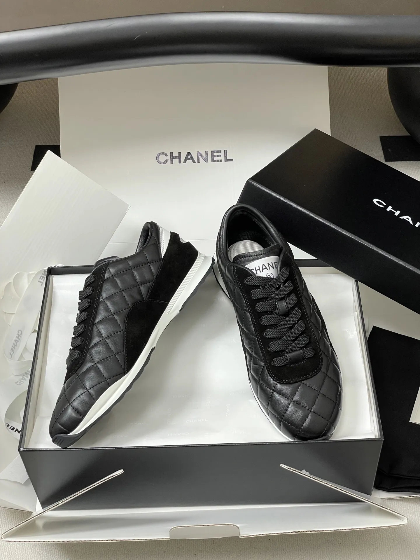 p370-莞产(配高档飞机盒✈️) Chanel 小香 26C早春新款经典菱格系带运动鞋双C微标德训鞋休闲小白鞋 26c菱格运动鞋混搭神器Chanel Sneaker菱格纹绗缝设计,这是香奈儿最经典的标志之一 鞋面堪称点睛之笔,羊皮菱格纹肌理极具质感,羊皮材质打造的菱格颗粒饱满立体,每一个菱格的纹路都充盈且富有弹性,手触上去能清晰感受到皮革的软糯与菱格的挺括,经典的绗缝工艺让菱格的轮廓线条利落又圆润,再搭配鞋侧低调的双C标识,既保留了香奈儿标志性的优雅! 鞋面:定制小羊皮/牛反绒 内里:小羊皮 鞋垫:透气环保网布 鞋底:原版开模双色TPU组合大底 码数:35-39(40定做不退换)