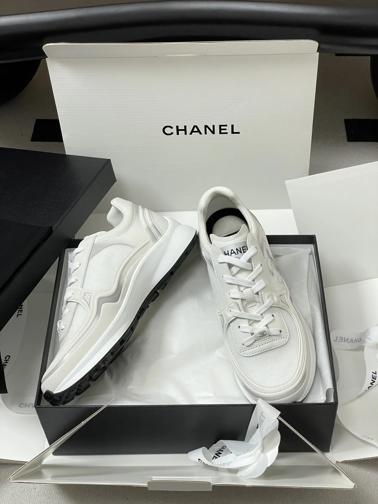 p380-莞产（配高档飞机盒✈️） Chanel 小香26C专柜早春秀款 断货王炸款！ 最新🆕渐变双C网面运动鞋 白色透气网纱面休闲鞋厚底老爹鞋 Chanel的白色运动鞋是品牌的经典单品之一，以其优雅与舒适兼备的特点，深受全球时尚人士的喜爱。它们完美融合了香奈儿的标志性元素与运动休闲风，侧面镂空设计，双C Logo在鞋头或鞋侧。线条流畅，非常显脚瘦，百搭且舒适。优质皮革+经典双C Logo，简约又有辨识度。厚底设计，穿着舒适还能悄悄增高，日常通勤、逛街都超适合👟白色百搭，牛仔裤、裙装都能轻松驾驭，时尚又实用！26C系列延续香奈儿精致工艺，耐穿又时髦，是潮流爱好者必入单品 鞋面：定制小牛皮拼接网纱 内里垫脚：1:1科技面料保暖性透气性 鞋底：原版开模TPU组合大底（鞋底厚实有弹性，带有防滑齿纹） 码数：35-39（40定做不退换）