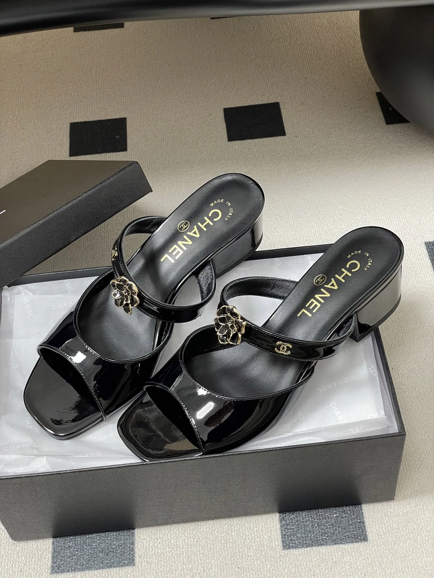 p250- 26Ss春夏新款Chanel 小香26最新走秀款 经典双C扣山茶花一字拖鞋高跟凉拖鞋方头鱼嘴双带粗跟凉拖鞋 C家经典山茶花设计,温柔风一整个拿捏了!夏天该有的气息 一字拖必备单品,上脚慵懒舒适! 每一片花瓣都是皮革手工制作,对于材质毫不含糊,非常注重质感细节的一款。 鞋面:牛漆皮 内里垫脚:羊皮 跟高:7.5cm/4.5cm 鞋底:意大利真皮大底 码数:35-39(40.41定做不退换)