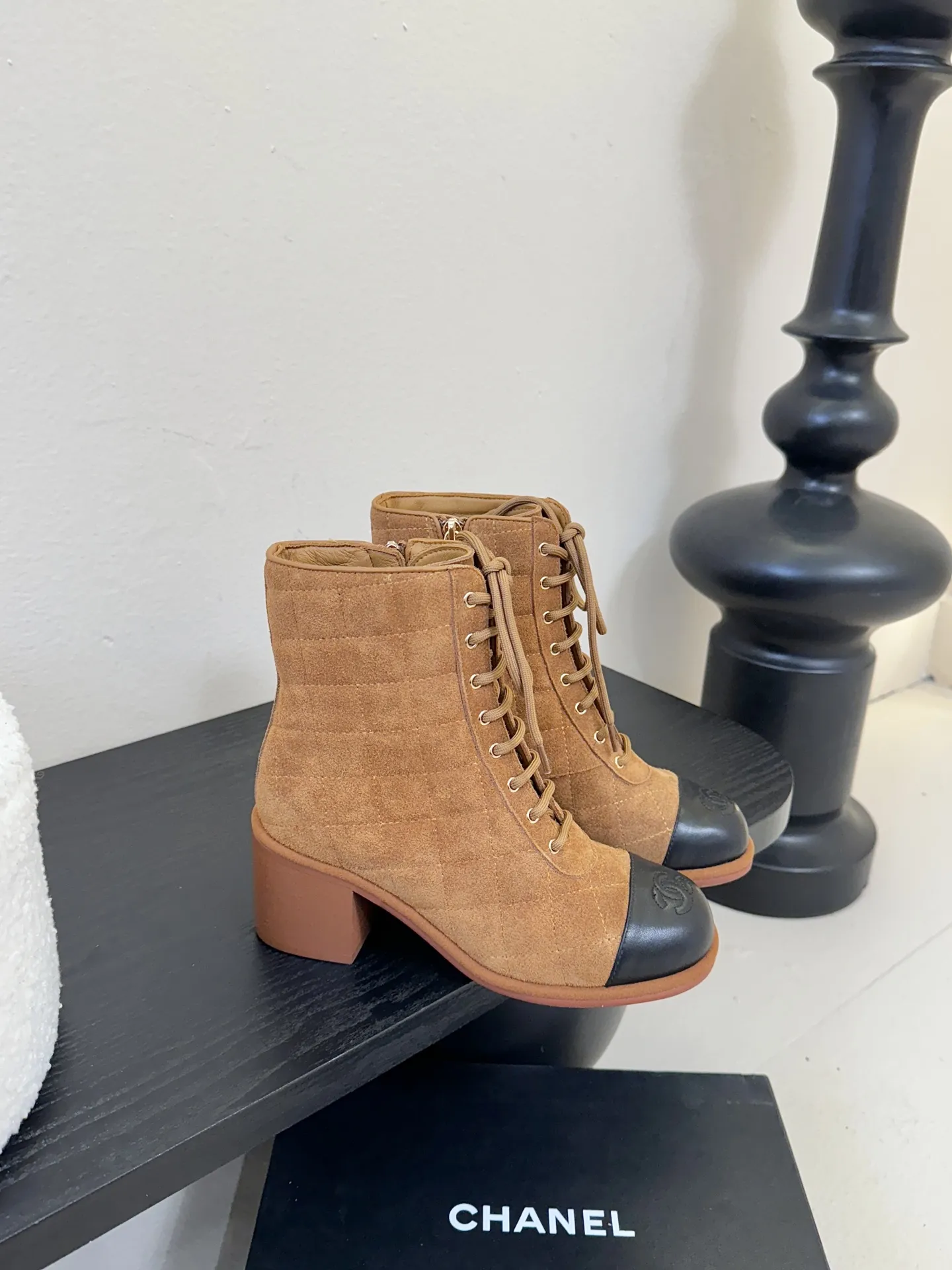 💰360 Chanel 香奈儿新款短靴‼️CHANEL官网同款, 香奈儿新款短靴,简约大方,此款时尚百搭脚感舒适, 鞋面:进口头层牛皮 内里:羊皮内里鞋底 真皮大底,跟高9cm 码数:35-39(40.41订做不退不换)