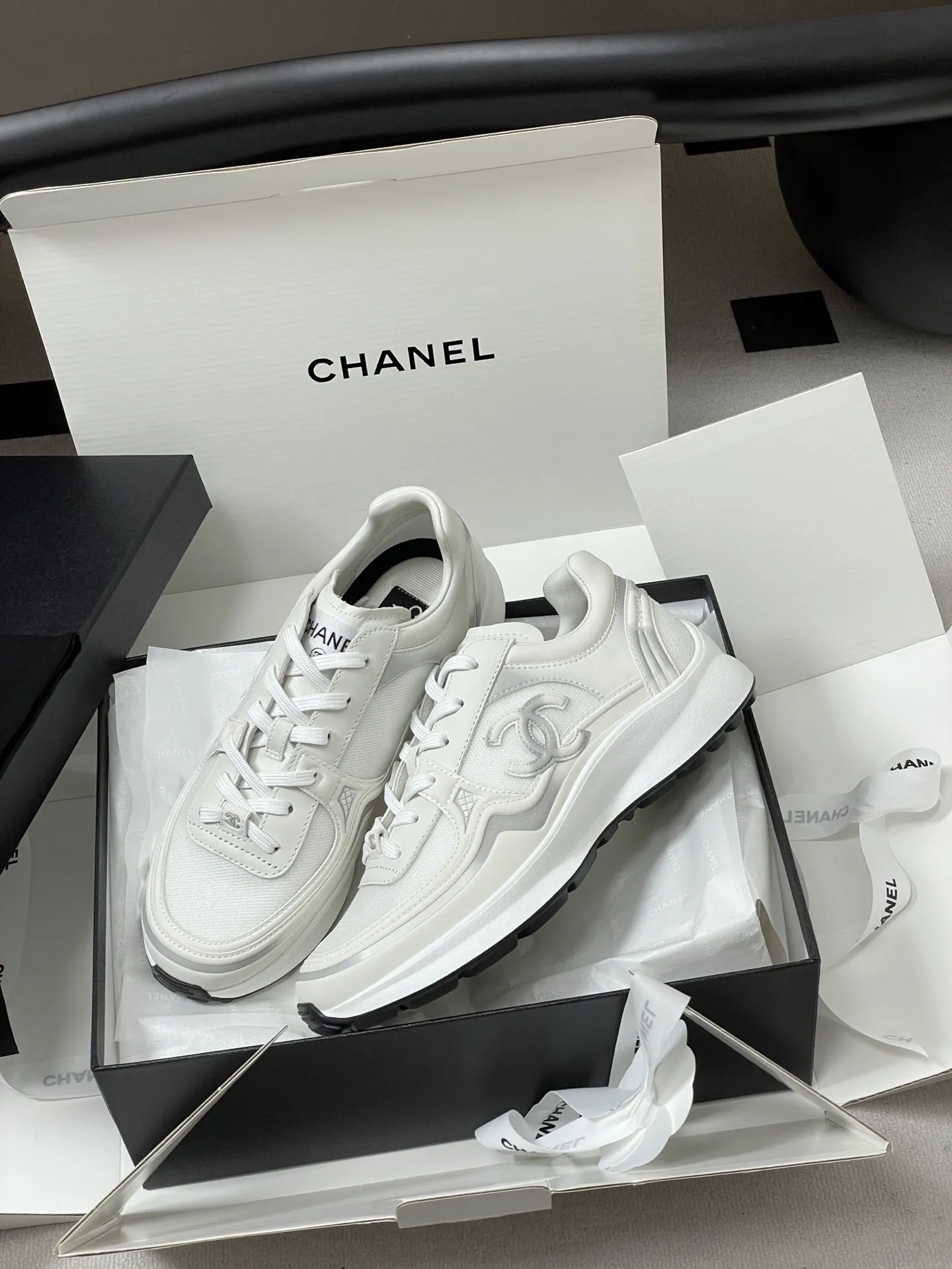p380-莞产（配高档飞机盒✈️） Chanel 小香26C专柜早春秀款 断货王炸款！ 最新🆕渐变双C网面运动鞋 白色透气网纱面休闲鞋厚底老爹鞋 Chanel的白色运动鞋是品牌的经典单品之一，以其优雅与舒适兼备的特点，深受全球时尚人士的喜爱。它们完美融合了香奈儿的标志性元素与运动休闲风，侧面镂空设计，双C Logo在鞋头或鞋侧。线条流畅，非常显脚瘦，百搭且舒适。优质皮革+经典双C Logo，简约又有辨识度。厚底设计，穿着舒适还能悄悄增高，日常通勤、逛街都超适合👟白色百搭，牛仔裤、裙装都能轻松驾驭，时尚又实用！26C系列延续香奈儿精致工艺，耐穿又时髦，是潮流爱好者必入单品 鞋面：定制小牛皮拼接网纱 内里垫脚：1:1科技面料保暖性透气性 鞋底：原版开模TPU组合大底（鞋底厚实有弹性，带有防滑齿纹） 码数：35-39（40定做不退换）