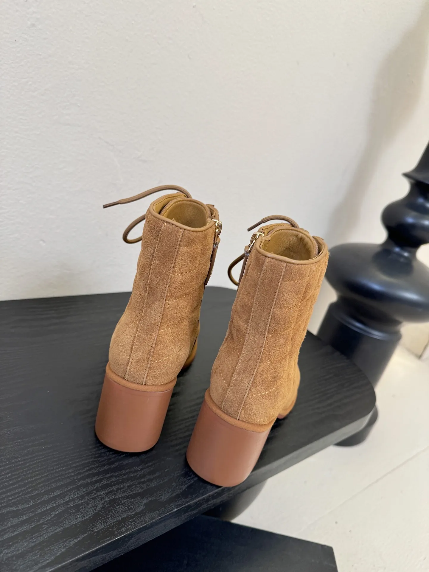 💰360 Chanel 香奈儿新款短靴‼️CHANEL官网同款， 香奈儿新款短靴，简约大方，此款时尚百搭脚感舒适， 鞋面：进口头层牛皮 内里：羊皮内里鞋底 真皮大底，跟高9cm 码数：35-39（40.41订做不退不换）