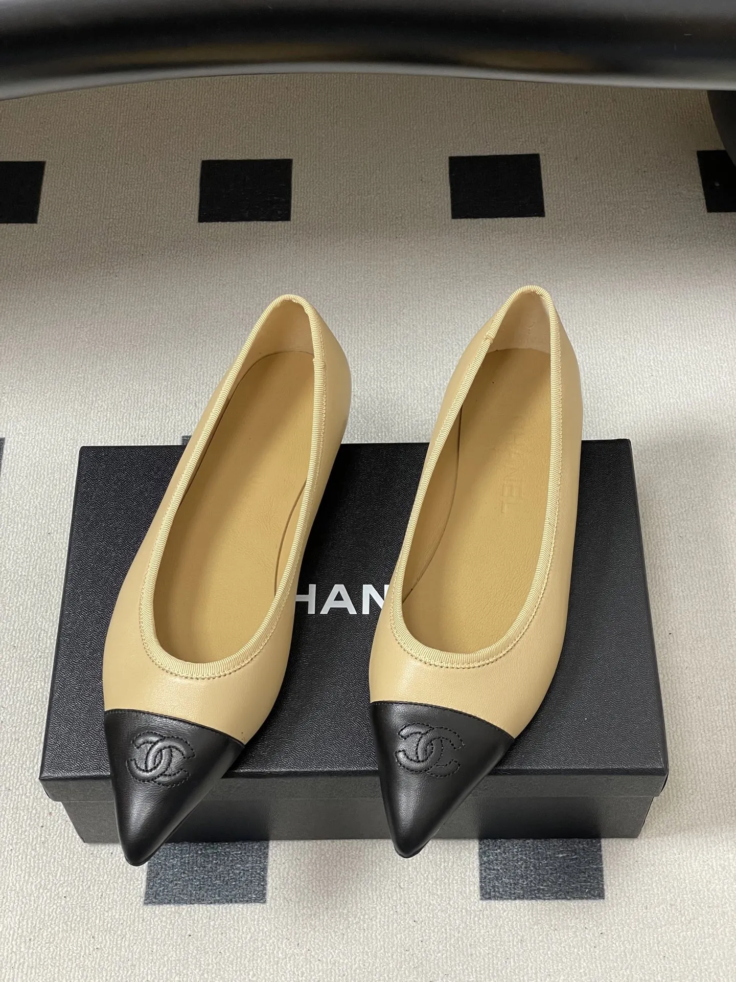 p270- 2026春夏新款Chanel小香26P尖头芭蕾舞鞋经典双拼色电绣双C平底单鞋 这款尖头有吸引到我 很喜欢鞋头的形状。以拼色美学重塑经典格调。细腻小羊皮与质感面料碰撞，撞色纹路勾勒出层次美感，复古与现代在此交融，标志性双C标识低调点缀鞋头，自带品牌辨识度与高级感。尖头设计微宽不挤脚，既拉长腿部线条显纤细，又兼顾行走舒适度，不管是搭配西装裤的职场通勤，还是配连衣裙的法式约会，都能以优雅姿态踏出每一步，成为造型中的点睛奢品！ 鞋面：小羊皮 内里垫脚：羊皮 鞋底：意大利真皮大底 码数：35-39（40.41定做不退换）