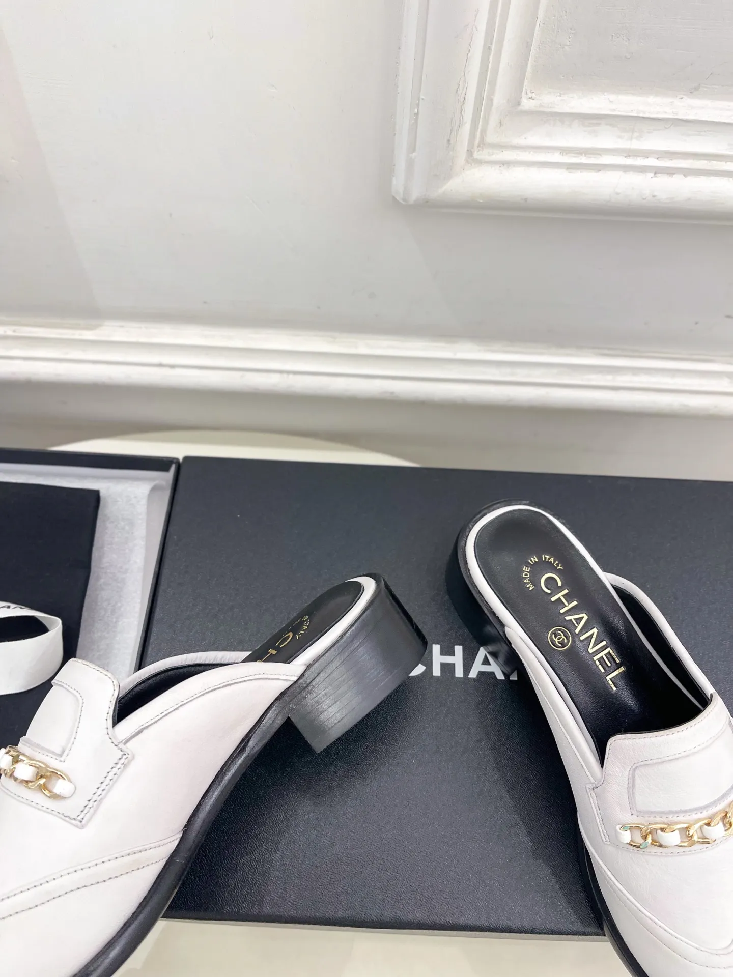 𝐂𝐇𝐀𝐍𝐄𝐋 | 小香 25𝐬𝐬 🦋2025秋冬新品 专柜经典走秀款 小香双C链条半拖乐福鞋 系列上新〰 🍬 BS时尚圈的绝绝子 搭配将演绎着细致 极简 永不褪去的经典元素 💋展现与众不同的穿搭风格美到无话可说 夏季必入款…… ━━━━━ ЅᏇєєt ━━━━━ ▪️鞋面:高定制原版小牛皮 ▪️内里:进口丝绸羊皮里 ▪️大底:原版意大利真皮大底 ▪️跟高:3.5cm ▪️鞋码: 35-39(40.41定制不退换) ▪出厂价:半拖💰280乐福鞋💰290