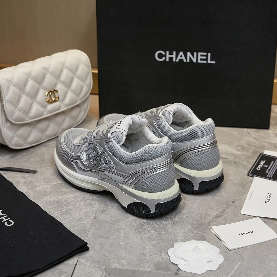 p290Chanel香奈儿&mdash;&mdash;2023专柜顶级休闲款运动鞋 这款经典设计；鞋面多种工艺电绣的风格；大底却时尚运动；不平凡的拥入了多种配色元素&hellip;&hellip; 多元化混搭非常好看百搭，休闲，时尚，运动，户外都能兼顾&hellip;&hellip; ꫛꫀꪝ Go➫ 材料： ❶鞋面采用： 原版工艺制作+特殊布料 ❷内里采用： 原版进口透气网 ❸大底根据： 原版TPU组合大底 专柜精品包装全套男女35&ndash;46