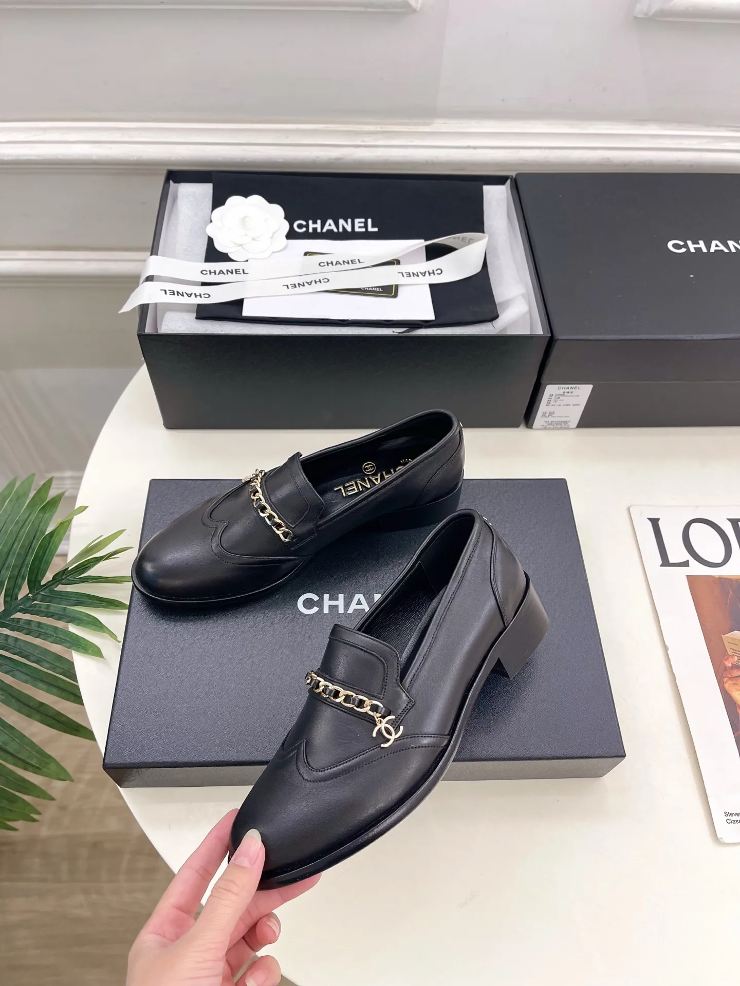 𝐂𝐇𝐀𝐍𝐄𝐋 | 小香 25𝐬𝐬 🦋2025秋冬新品 专柜经典走秀款 小香双C链条半拖乐福鞋 系列上新〰 🍬 BS时尚圈的绝绝子 搭配将演绎着细致 极简 永不褪去的经典元素 💋展现与众不同的穿搭风格美到无话可说 夏季必入款…… ━━━━━ ЅᏇєєt ━━━━━ ▪️鞋面:高定制原版小牛皮 ▪️内里:进口丝绸羊皮里 ▪️大底:原版意大利真皮大底 ▪️跟高:3.5cm ▪️鞋码: 35-39(40.41定制不退换) ▪出厂价:半拖💰280、乐福鞋💰290
