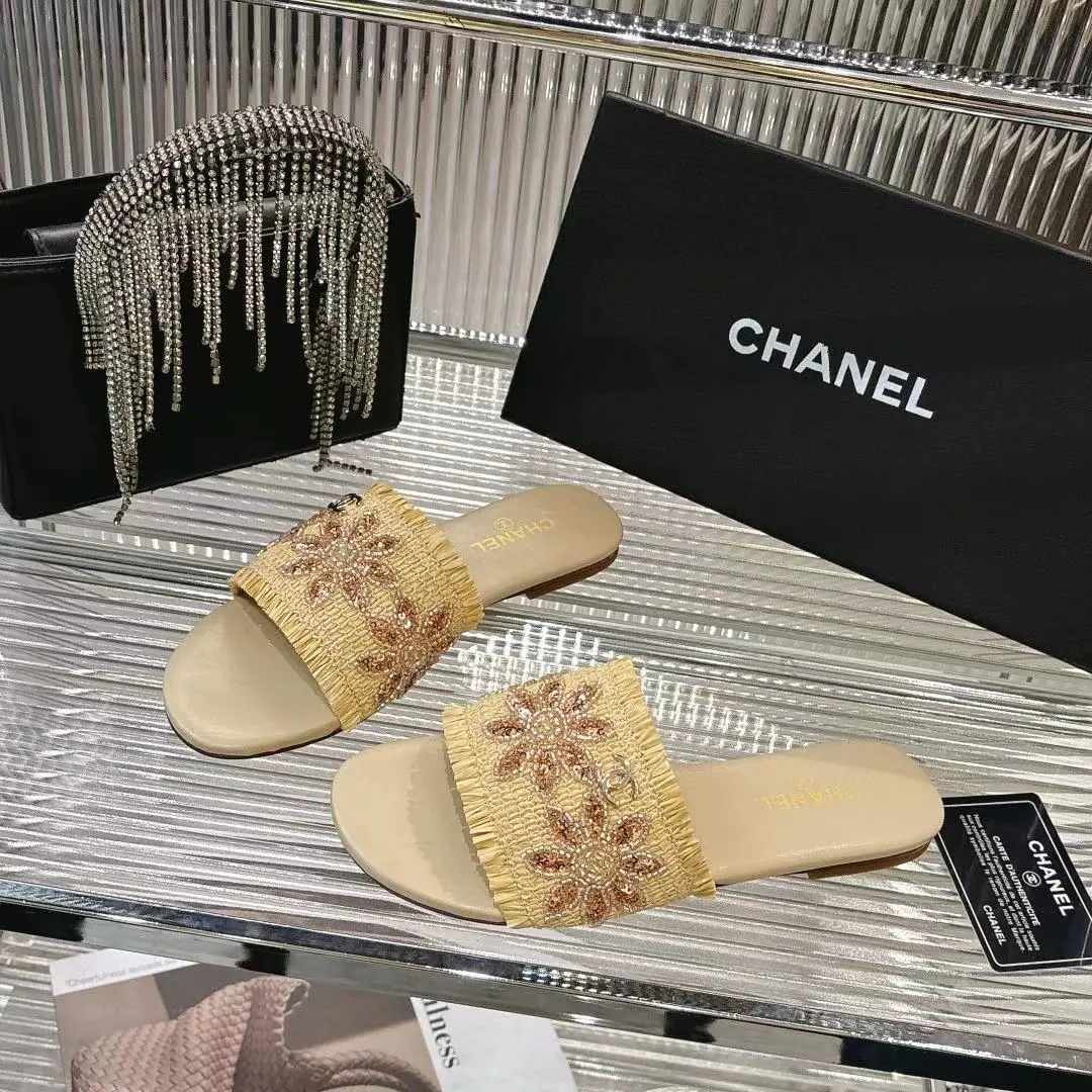 💫💫26春夏Chanel设计自带高光，经典双C标识彰显身份，小香风的精致感藏都藏不住～ 休闲不随意，精致好看，🤩上脚轻盈无负担，细节处尽显匠心，时髦精的夏日氛围感全靠它撑场✨ 🔺面料:定制草编 🔺颜色:杏色、黑色、白色 🔺码数：35-40码（41订做不退换） 🔺出厂价：220元