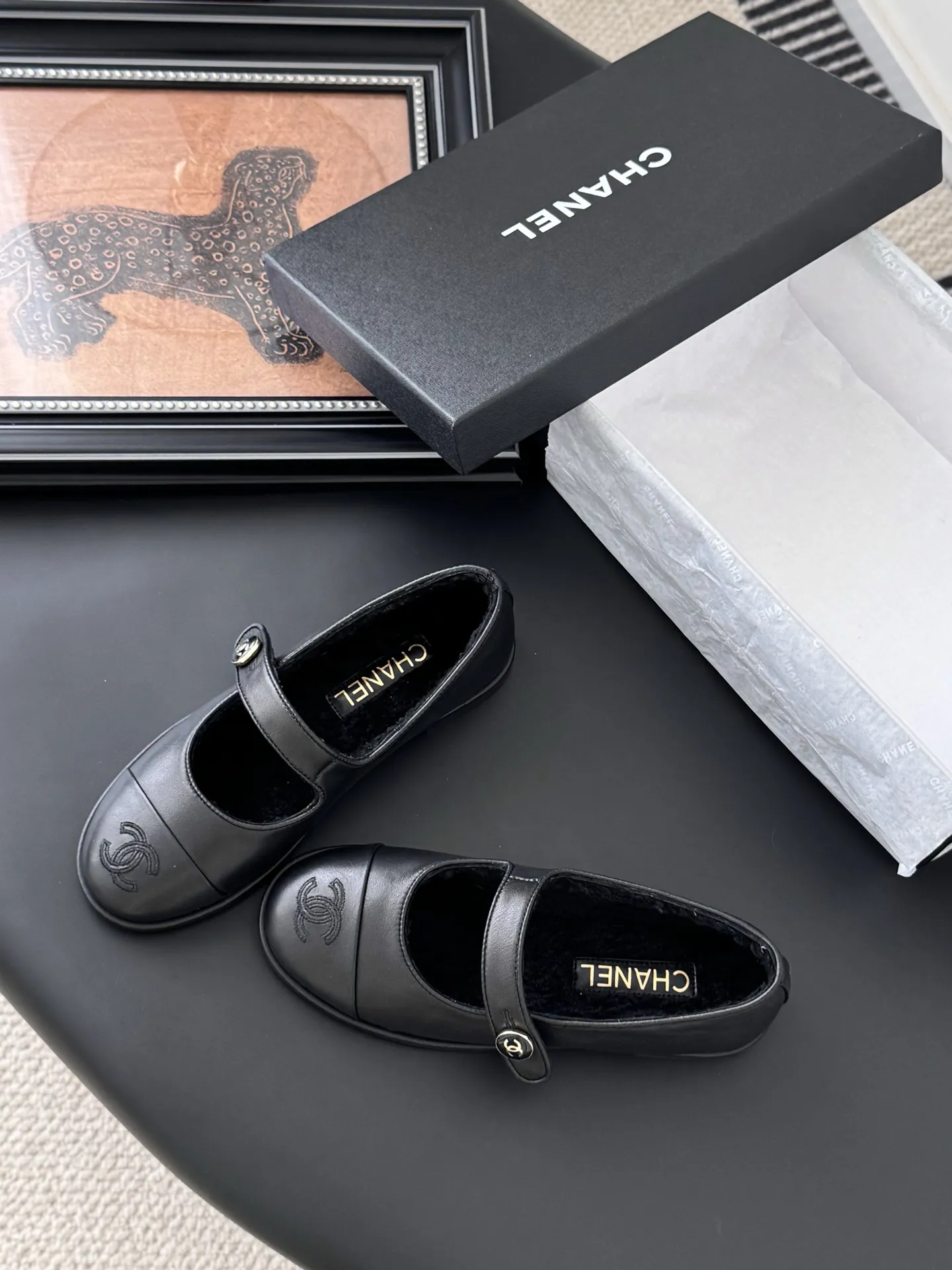 P 250 Chanel 25B秋冬新款毛茸茸玛丽珍单鞋 泰迪毛毛鞋 很舒服诶 美拉德棕色还是很适合秋冬的~ 鞋面麂皮/牛皮 内里皮毛一体 真皮大底 Size:35-39 其他码数定做