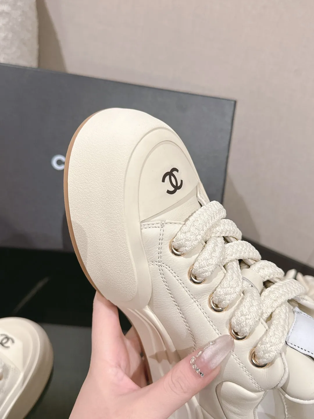 Chanel 25C 春夏专柜新款休闲运动鞋 天花板顶级品质[得意] 这款靴子真的是小个子福星，厚底5cma 更精致一点 ，显腿瘦，关键是上脚很舒服 鞋面：进口牛皮 内里：羊皮里 大底：正品开模tpu大底～跟高5cm Size：35-40（41订做不退换）单鞋P300