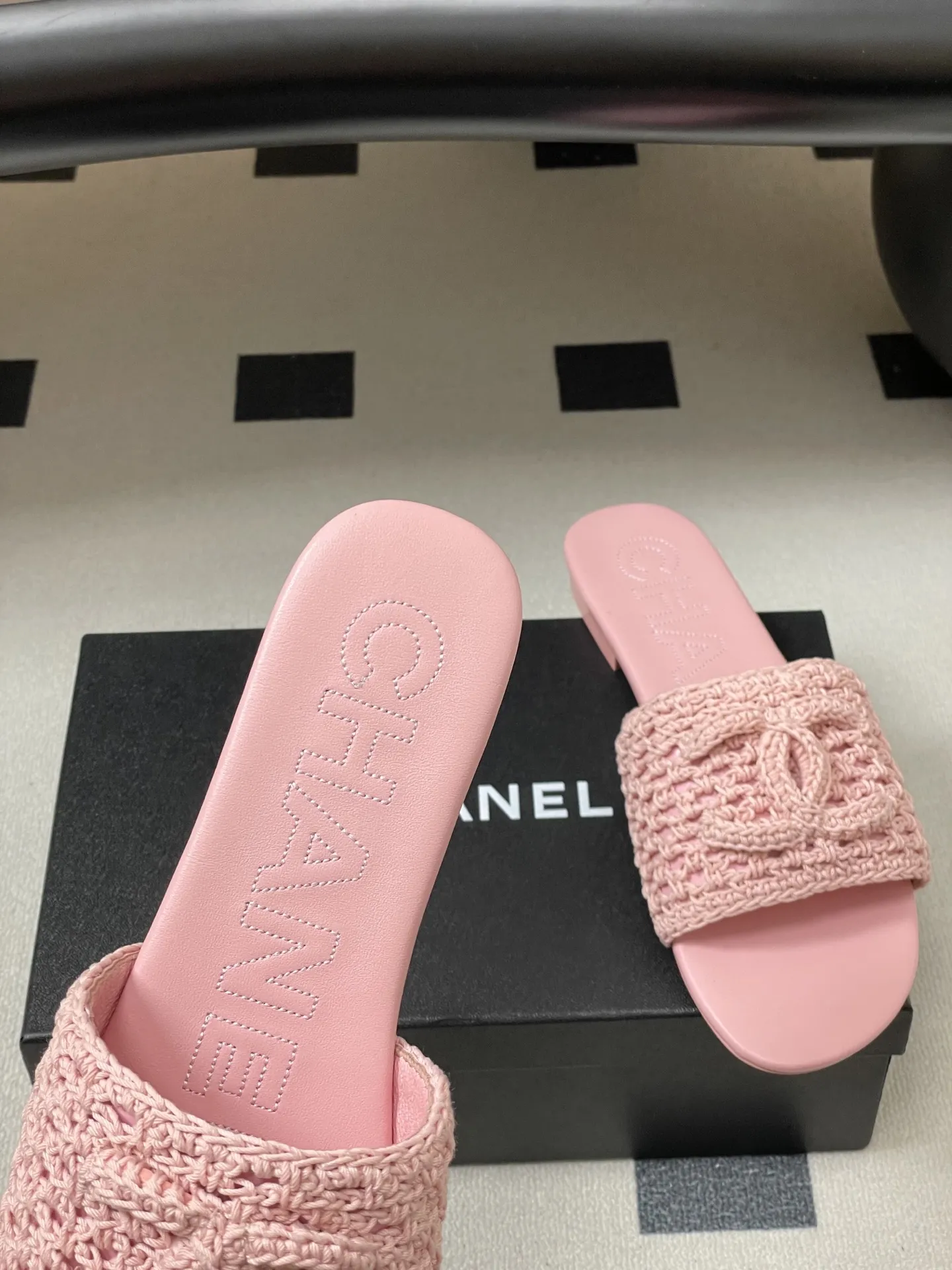 p260- 26Fw春夏新款Chanel香奈儿度假风小香针织刺绣经典双C logo平底凉拖鞋编织经典一字带拖鞋 鞋面装饰大双c标志，是小香的经典设计符号，兼具精致感与品牌辨识度。为平底一字拖，露趾+穆勒鞋型的设计简约舒适，平底结构适配日常休闲场景，一字带的造型也能修饰脚型。经典色系，百搭且能适配不同穿搭风格。 鞋面：混种羊皮/针织棉线 内里垫脚：羊皮 鞋底：意大利真皮大底 码数：35-39（40.41定做不退换）