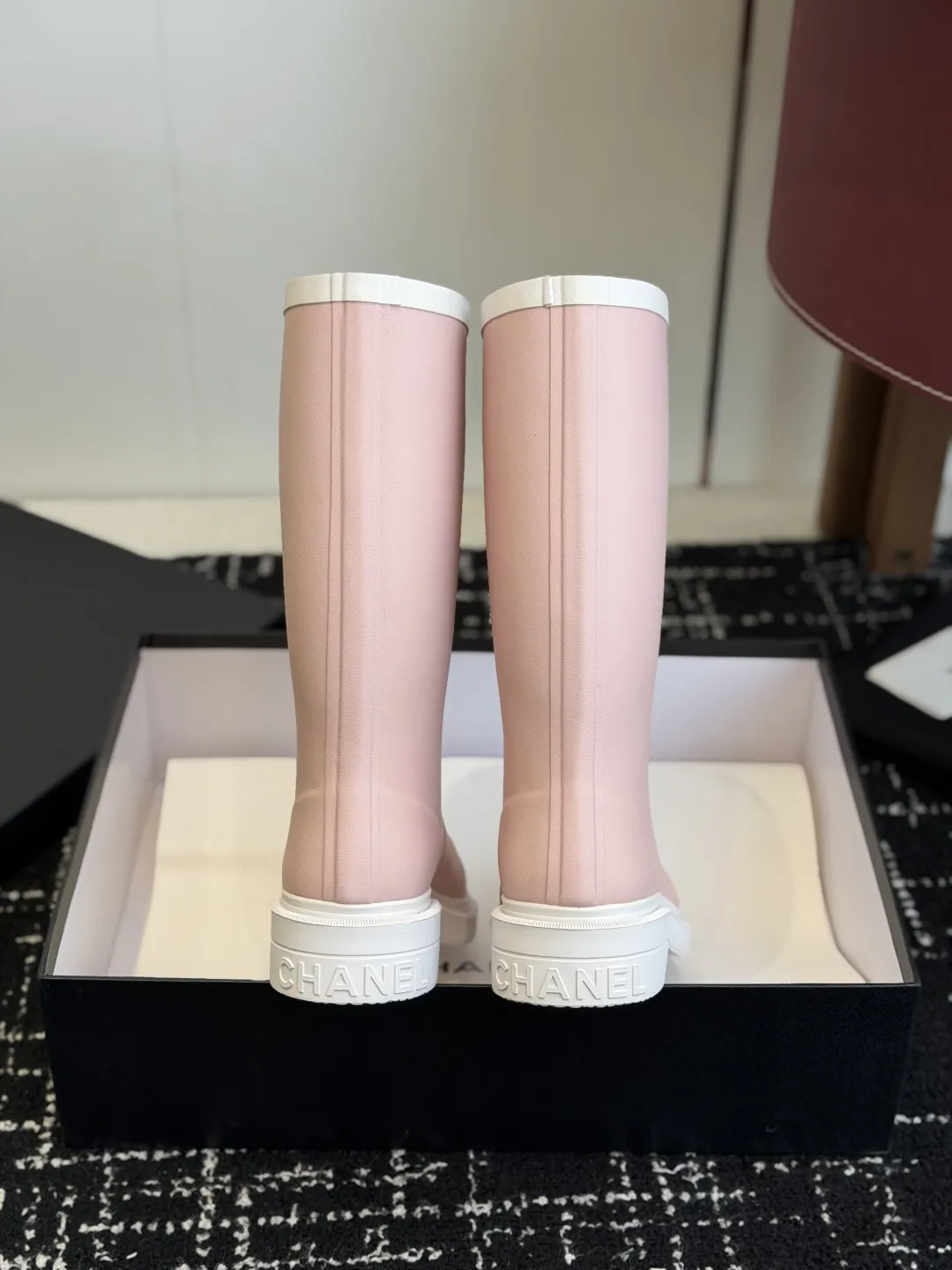 代购级💰270 CHANEL香奈儿26ss 大爆款雨靴! 入手一款本季颜值爆表雨靴,国内专柜个位数限量,不是vic完全是拿不到的 我真是太幸运了,真是大爱这雨靴我太喜欢了,上脚软软糯糯,太太太太太舒服了,很修饰腿型超级显腿长,全网最好穿的雨靴! 专柜以7800购入!!!全网独家开模定制,历经1个月调整还原正品级,秒杀市场面上的所有货品!! Size:#35-41(40 41定做不退换)