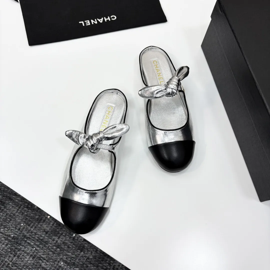 Chanel 25C早春玛丽珍单鞋系列 这一季的鞋子都很棒耶! 纯黑色玛丽珍上脚很舒服鞋面皮质也很软,不用担心会磨脚。兔耳朵也好可爱,黑白拼色和黑色布面都很好看。 鞋面牛皮 内里羊皮 真皮大底 Size:35-39 40/41订做 P240