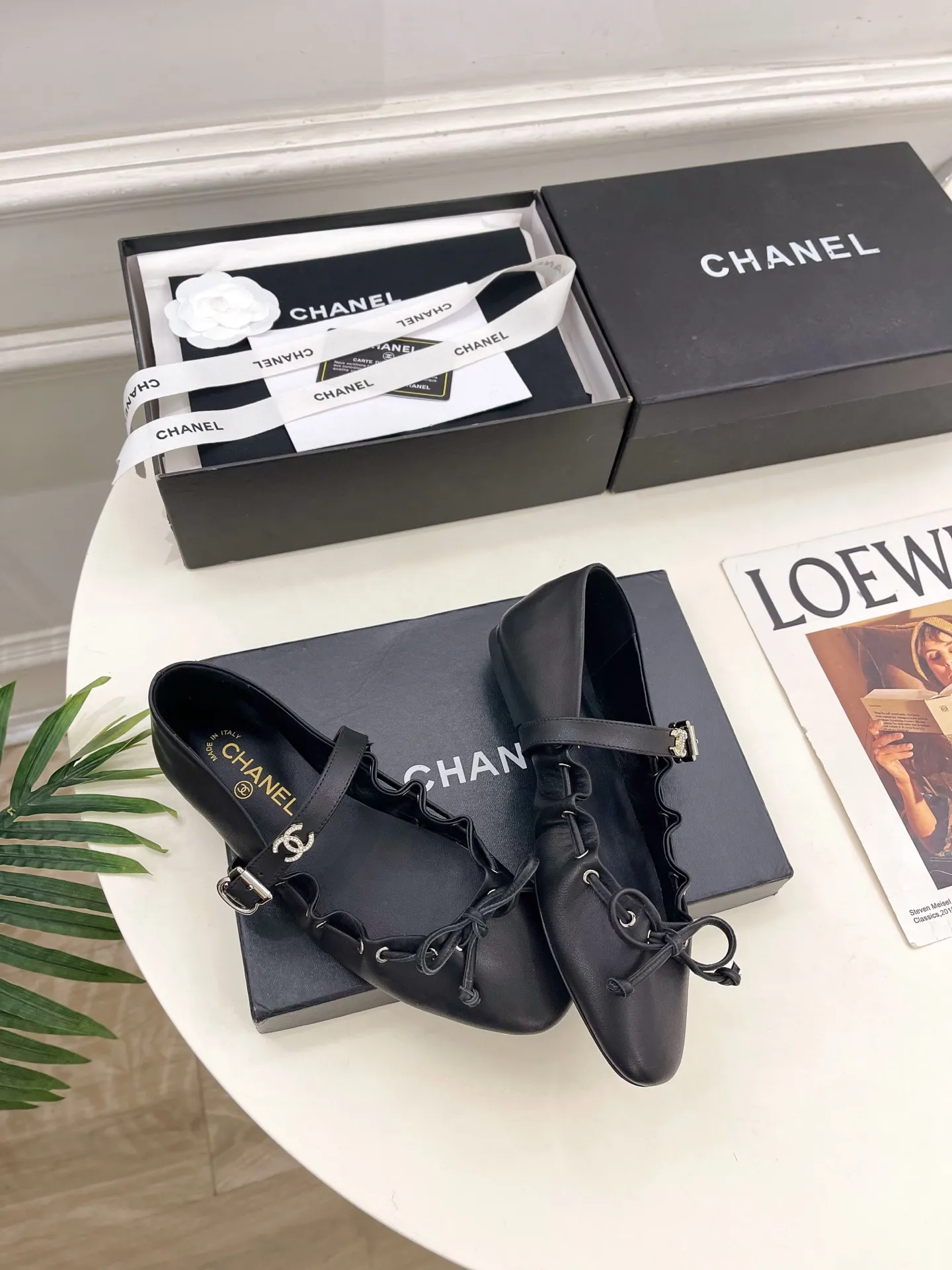 𝐂𝐇𝐀𝐍𝐄𝐋 | 小香 26𝐬𝐬 🦋2026春夏新品 小香双C褶皱蝴蝶结玛丽珍平底鞋 系列上新〰 🍬 BS时尚圈的绝绝子 搭配将演绎着细致 极简 永不褪去的经典元素 💋展现与众不同的穿搭风格美到无话可说 夏季必入款…… ━━━━━ ЅᏇєєt ━━━━━ ▪️鞋面:原版高定制小羊皮 ▪️内里:进口羊皮里 ▪️大底:原版进口真皮大底 ▪️跟高:平底 ▪️鞋码: 35-39(40.41定制不退换) ▪出厂价:💰270