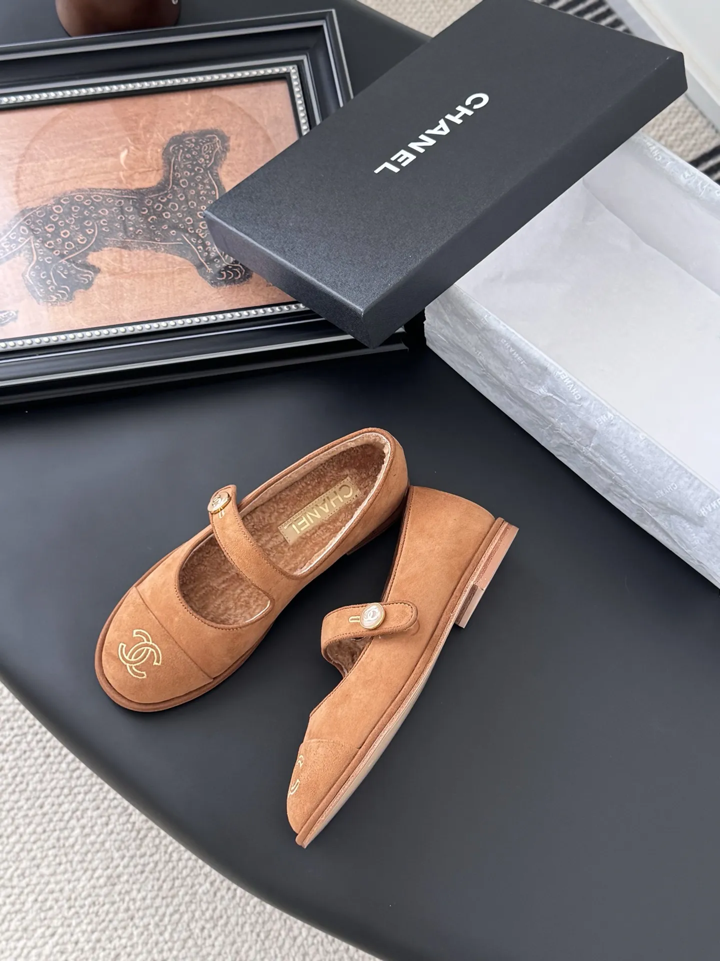 P 250 Chanel 25B秋冬新款毛茸茸玛丽珍单鞋 泰迪毛毛鞋 很舒服诶 美拉德棕色还是很适合秋冬的～ 鞋面麂皮/牛皮 内里皮毛一体 真皮大底 Size:35-39 其他码数定做