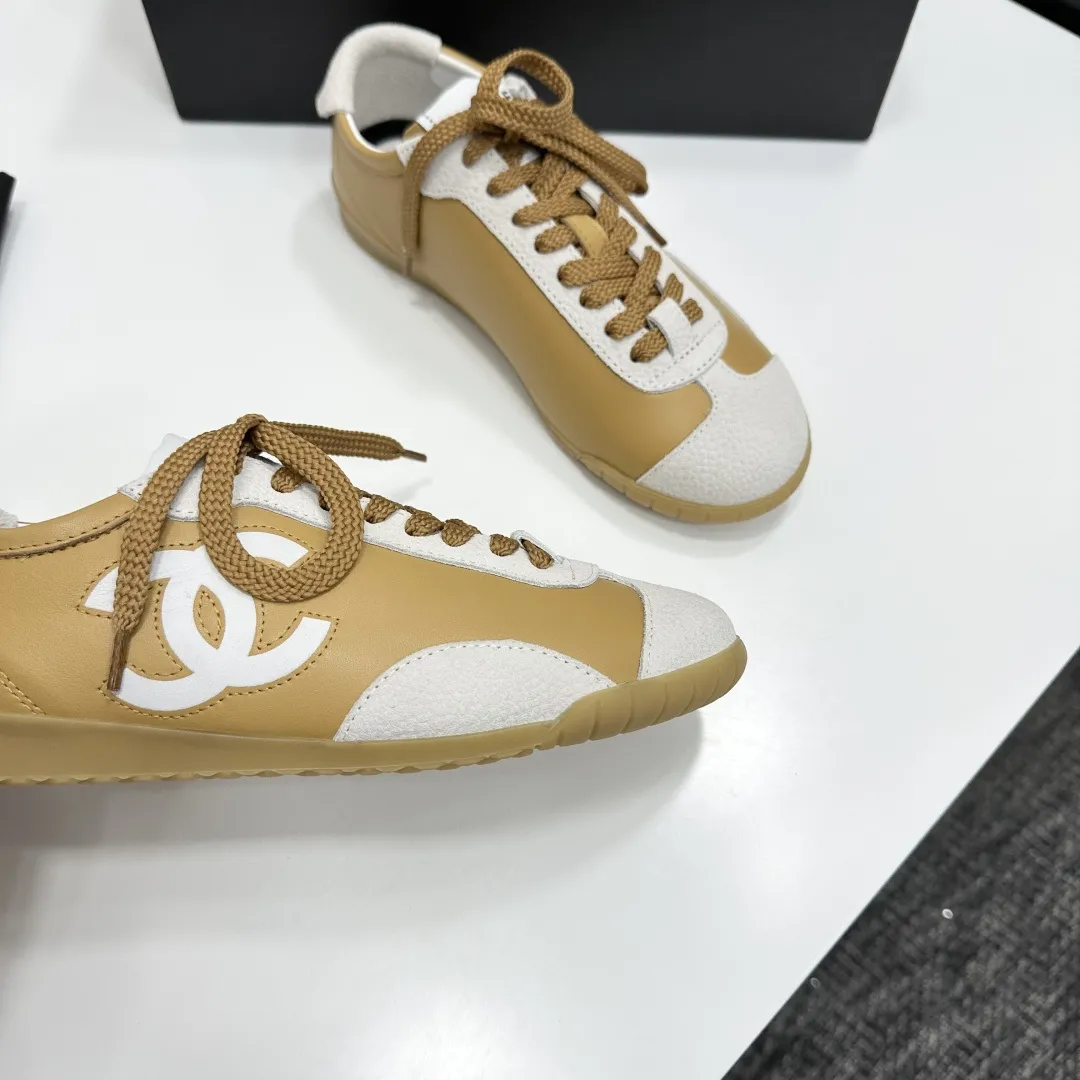 高版本 CHANEL香奈儿新款熊猫板鞋熊猫鞋 香奈儿2026ss火爆熊猫鞋🐼配色厚底休闲运动鞋板鞋 专柜同步 专柜非常火爆 非常难买的一款鞋 全网最火的厚底熊猫鞋 可想而知小香控不可错过的 颜值与舒适并存的 简约百搭小白鞋 厚底增高超级百搭,闭眼入😍谁穿谁好看 鞋面:特殊材质➕头层牛皮 内里:进口网里 大底:原版橡胶大底 码数: 35-40(41 定做 P270