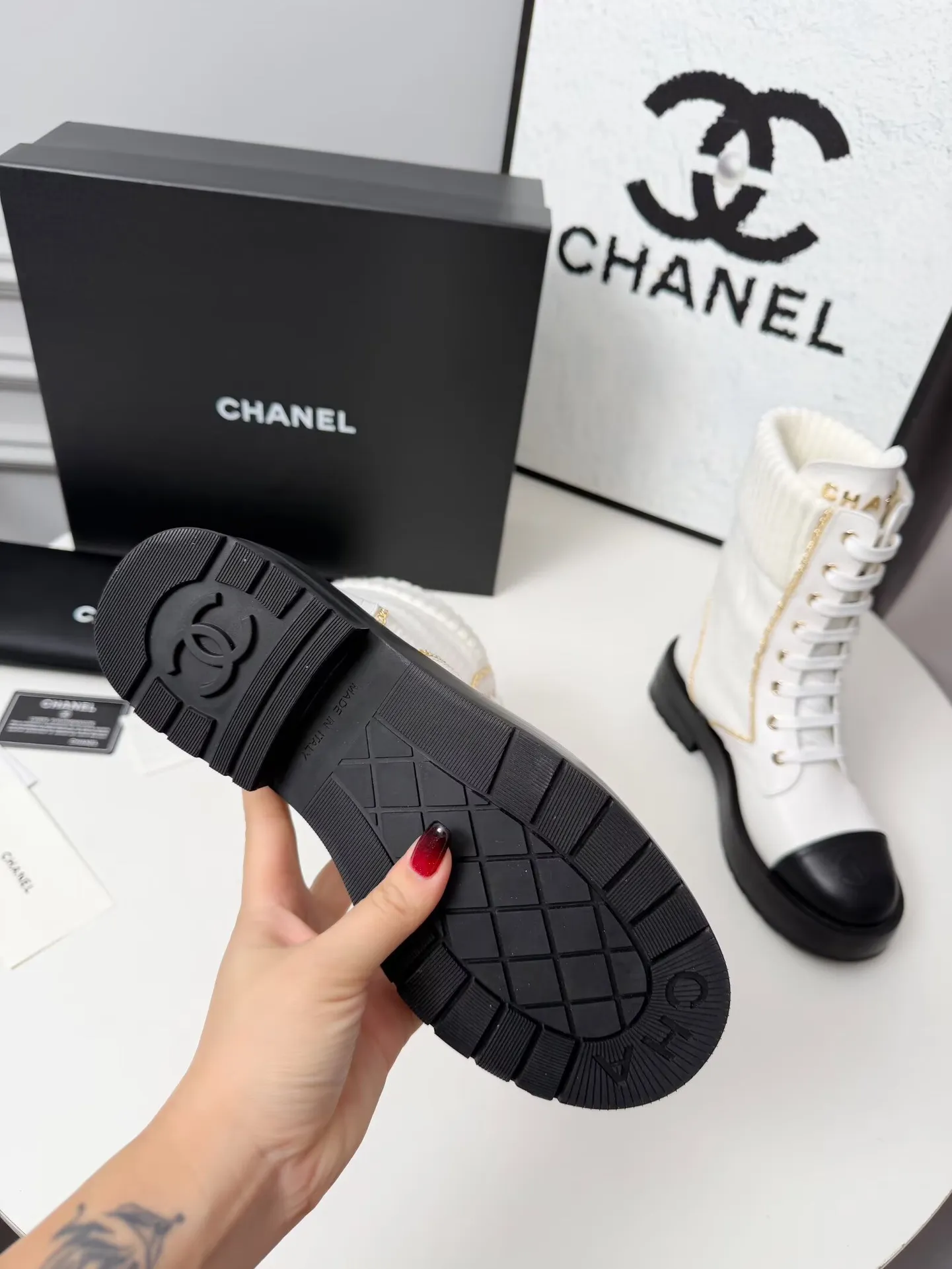 出厂价:330元 秋冬新款Chanel 香奈儿 踝靴原版开模✅ 绑带设计穿脱超级方便,鞋头Logo电绣 鞋舌也是金属品牌Logo 面料:牛皮 内里/垫脚:牛里 采用组合大底制作 颜色:黑色、蓝色、白色(5个版面任选) 码数:35—42(41、42头需定做) 包装:布袋 卡片