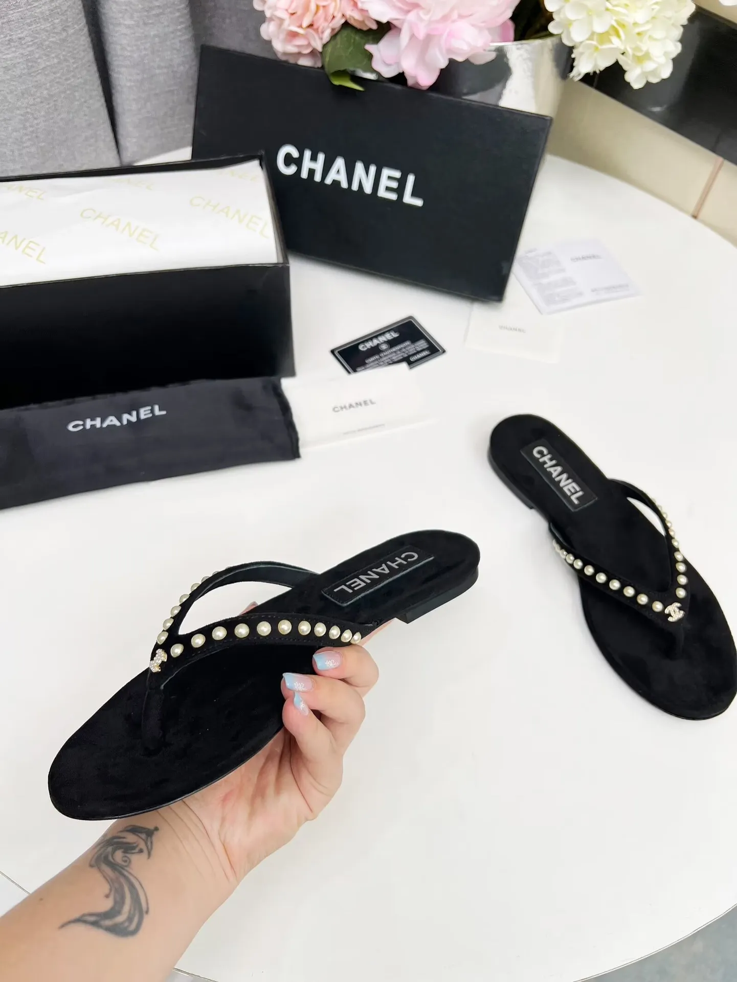 出厂价：200元 Chanel 春夏新款 真皮大底人字拖鞋✅ 首发这个鞋我真心的心动💓 第一眼[惊讶]看到就喜欢，😊 而且有Chanel 家的经典元素钻石Logo💎 面料:双面绒 内里：牛里 颜色：黑色 码数：35&mdash;41（41可定做不退换） 大底：采用真皮大底制作 包装：配卡片、布袋