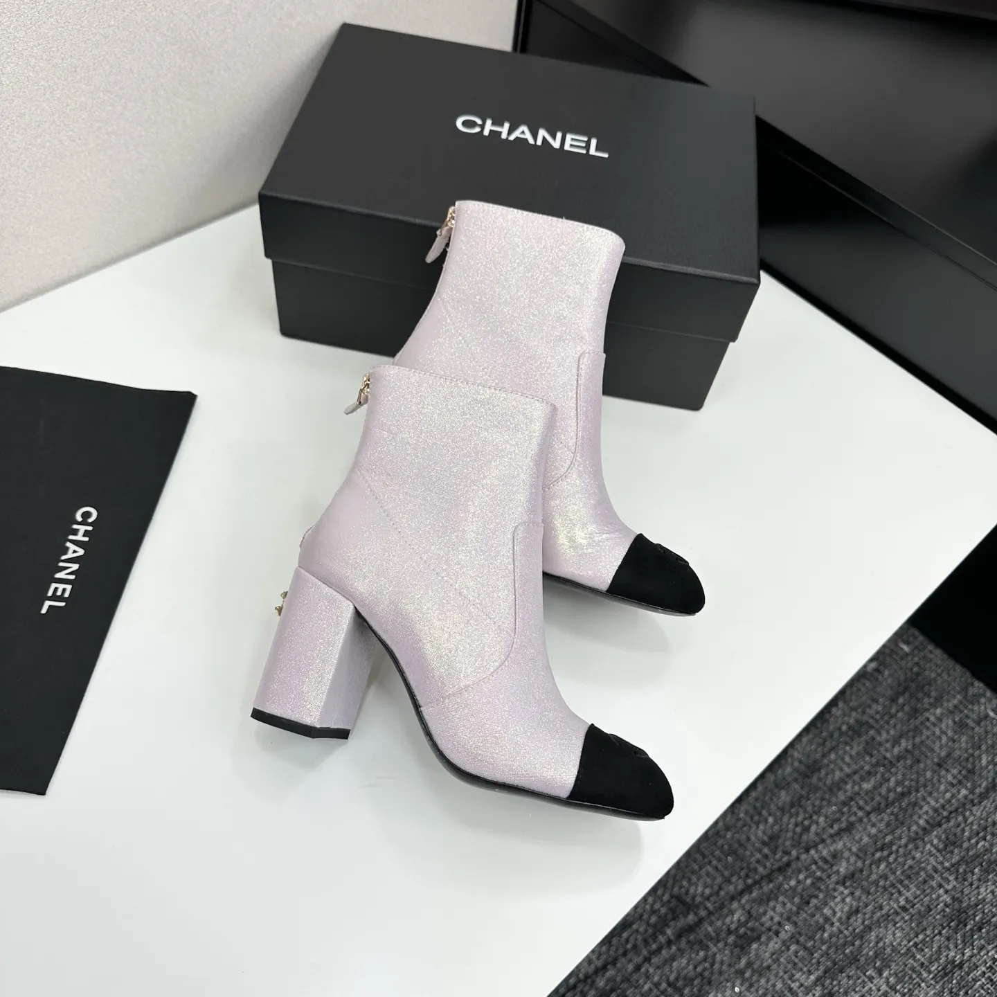 CHANEL香奈儿小香经典拼色粗跟后拉链短靴 这双靴子巧妙融合品牌标志性元素 以大胆而和谐的拼色设计 打破常规 鞋跟处精致的双C 低调奢华 彰显品牌底蕴 。 无论是搭配简约连衣裙展现优雅气质 还是与个性牛仔裤组合打造休闲时尚风 它都能轻松驾驭 为整体造型注入高级时尚感。 面料采用原版定制材质 内里垫脚均为羊皮 意大利进口真皮大底 size：35-39（40/41定制） P320