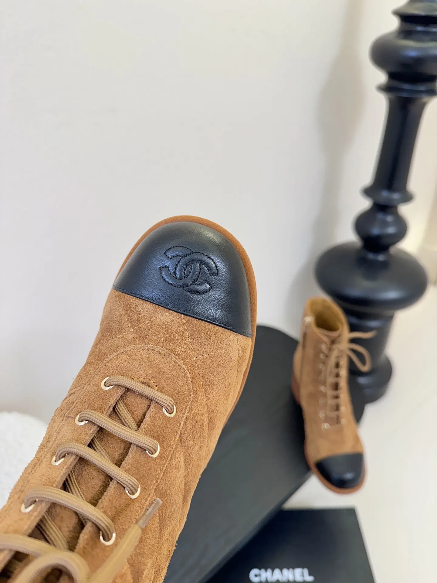 💰360 Chanel 香奈儿新款短靴‼️CHANEL官网同款, 香奈儿新款短靴,简约大方,此款时尚百搭脚感舒适, 鞋面:进口头层牛皮 内里:羊皮内里鞋底 真皮大底,跟高9cm 码数:35-39(40.41订做不退不换)