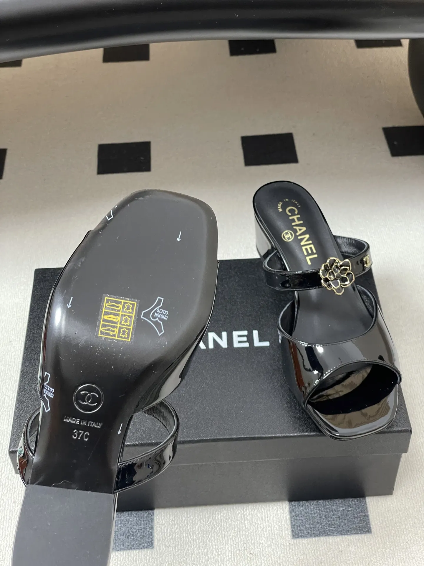 p250- 26Ss春夏新款Chanel 小香26最新走秀款 经典双C扣山茶花一字拖鞋高跟凉拖鞋方头鱼嘴双带粗跟凉拖鞋 C家经典山茶花设计,温柔风一整个拿捏了!夏天该有的气息 一字拖必备单品,上脚慵懒舒适! 每一片花瓣都是皮革手工制作,对于材质毫不含糊,非常注重质感细节的一款。 鞋面:牛漆皮 内里垫脚:羊皮 跟高:7.5cm/4.5cm 鞋底:意大利真皮大底 码数:35-39(40.41定做不退换)