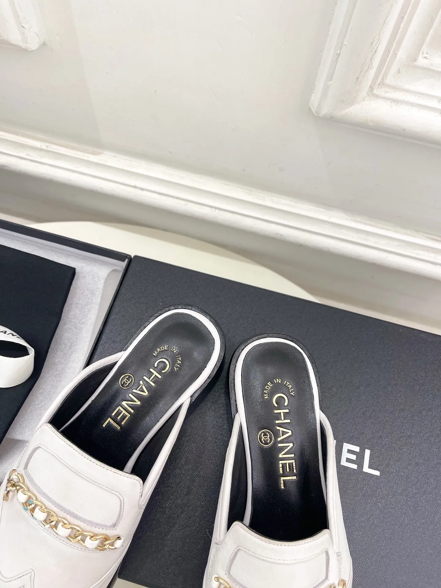 𝐂𝐇𝐀𝐍𝐄𝐋 | 小香 25𝐬𝐬 🦋2025秋冬新品 专柜经典走秀款 小香双C链条半拖乐福鞋 系列上新〰 🍬 BS时尚圈的绝绝子 搭配将演绎着细致 极简 永不褪去的经典元素 💋展现与众不同的穿搭风格美到无话可说 夏季必入款&hellip;&hellip; ━━━━━ ЅᏇєєt ━━━━━ ▪️鞋面：高定制原版小牛皮 ▪️内里：进口丝绸羊皮里 ▪️大底：原版意大利真皮大底 ▪️跟高：3.5cm ▪️鞋码: 35-39（40.41定制不退换） ▪出厂价：半拖💰280乐福鞋💰290