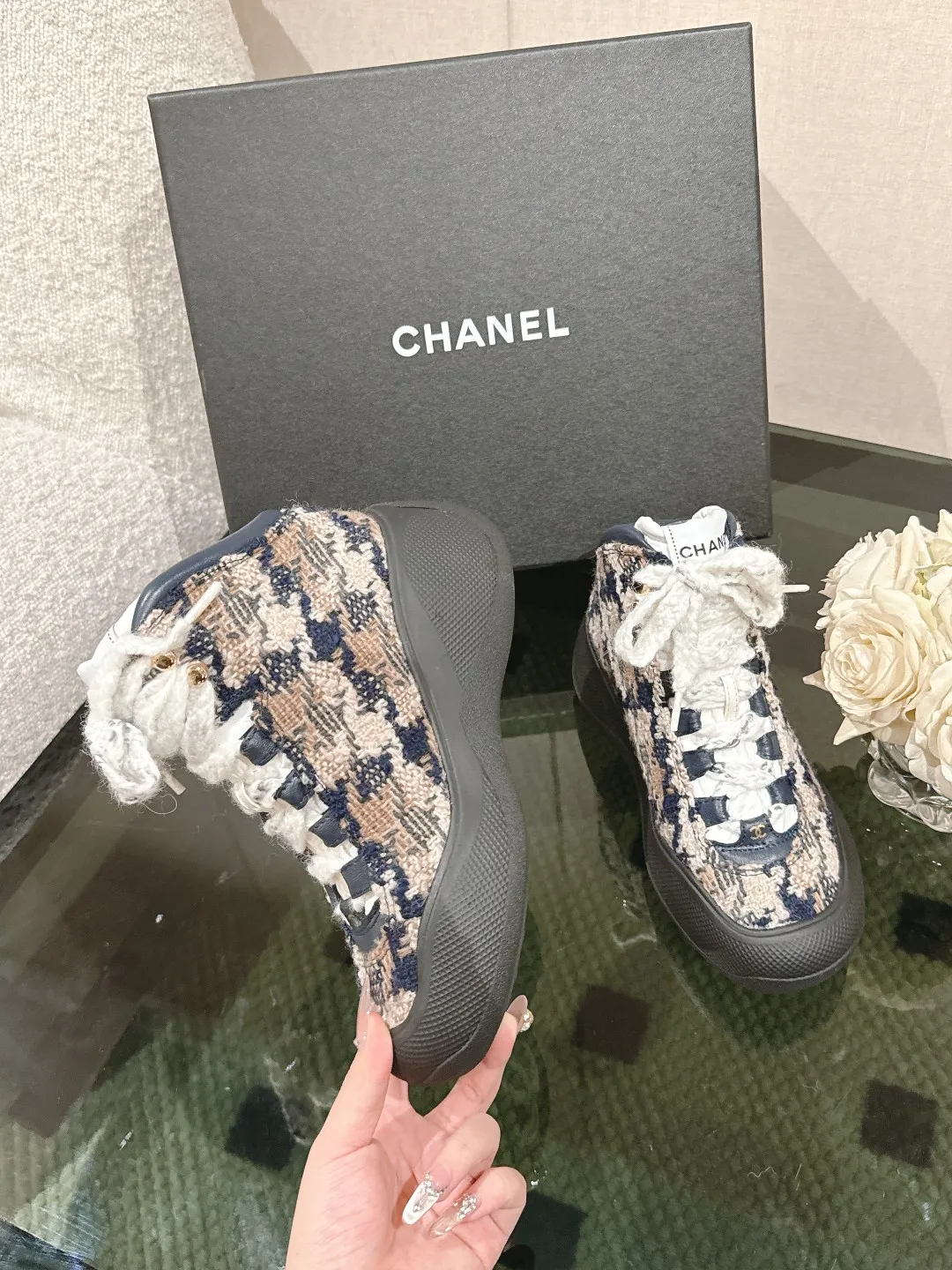 p300 Chanel 24K。秋冬火爆休闲鞋 秋冬宝藏时髦单品,必须要炫耀一下,专柜无敌火的一款,抵御冬日的寒冷定义冬季时尚,简直就是小香的灵魂,整个冬天可以天天穿,旅行滑雪🎿必备! 正品12800专柜购回,经过原单的大拆卸,采用进口羊皮,内里都采用环保羊皮里,有正品细节图对比参照,所有细节、材质均与原单无差异,官方目录: 码数:35-40 41定做均配有顶级包装
