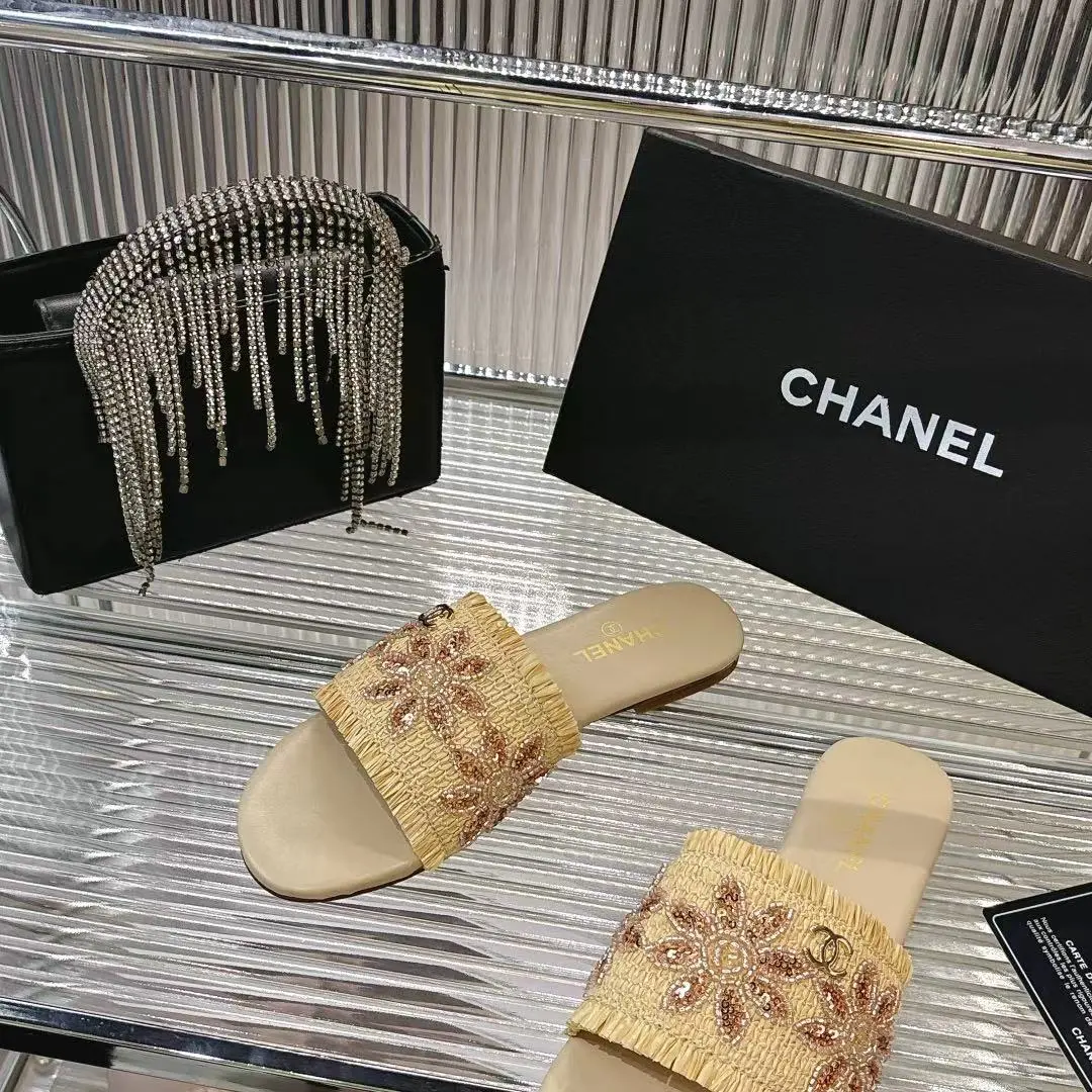 💫💫26春夏Chanel设计自带高光，经典双C标识彰显身份，小香风的精致感藏都藏不住～ 休闲不随意，精致好看，🤩上脚轻盈无负担，细节处尽显匠心，时髦精的夏日氛围感全靠它撑场✨ 🔺面料:定制草编 🔺颜色:杏色、黑色、白色 🔺码数：35-40码（41订做不退换） 🔺出厂价：220元