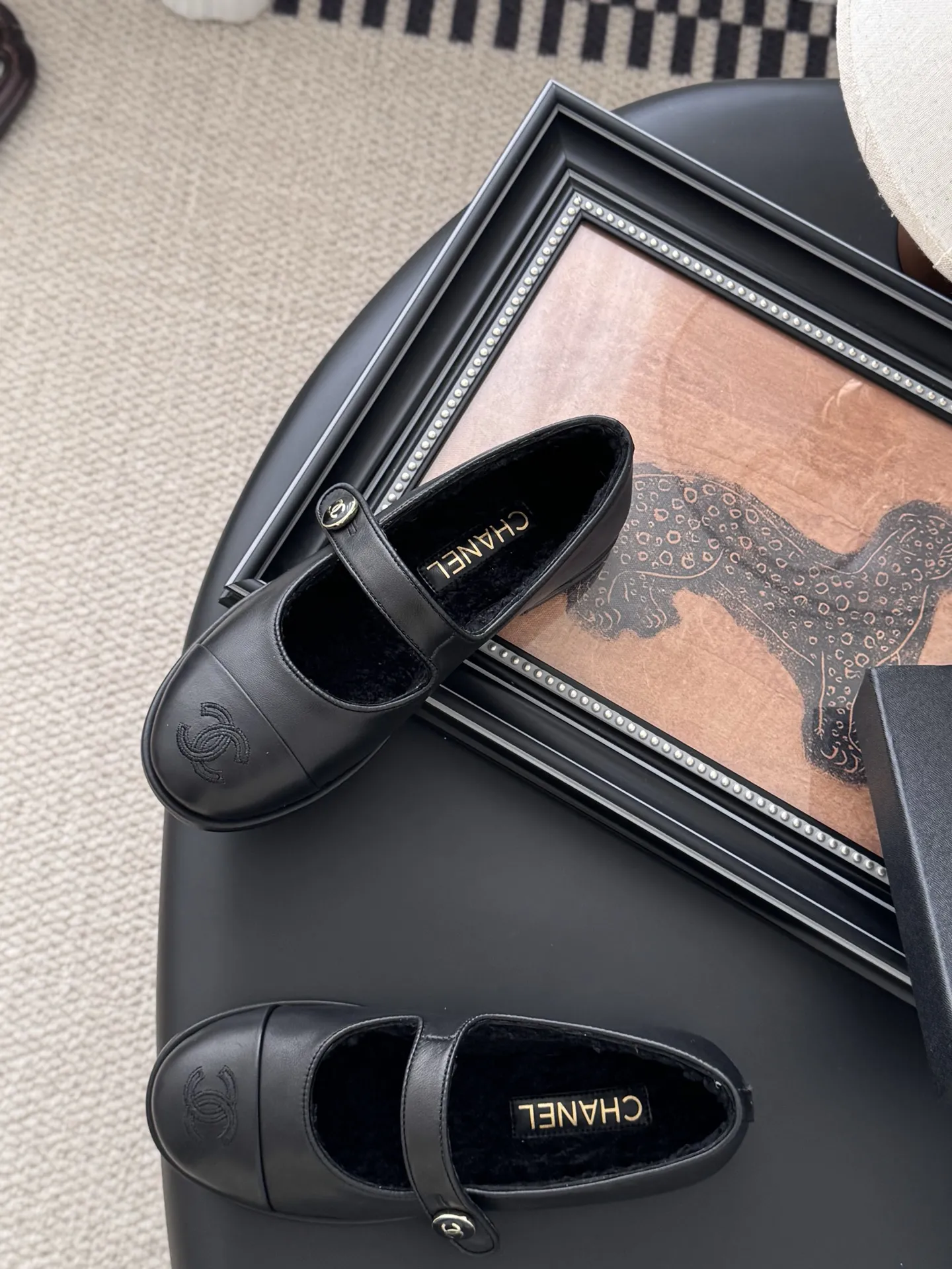 P 250 Chanel 25B秋冬新款毛茸茸玛丽珍单鞋 泰迪毛毛鞋 很舒服诶 美拉德棕色还是很适合秋冬的～ 鞋面麂皮/牛皮 内里皮毛一体 真皮大底 Size:35-39 其他码数定做