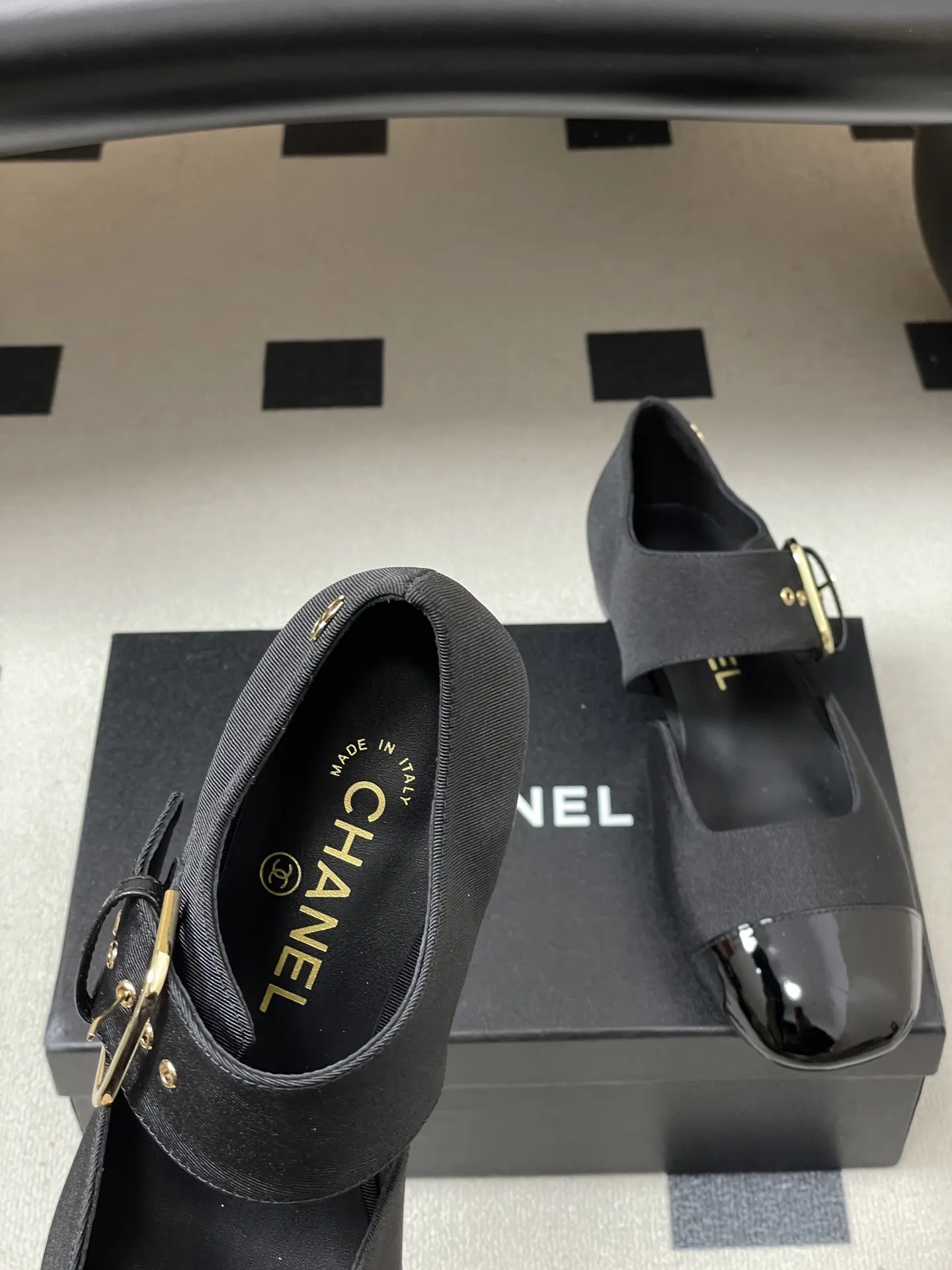 p270- 2026春夏新款Chanel小香26P 经典双拼色方头玛丽珍鞋皮带扣中空平底芭蕾舞单鞋 金属扣带设计，简约复古又时髦。平底舒适，日常通勤或休闲都能轻松驾驭。织物柔软，漆皮光泽感满满，细节精致，品牌感十足。玛丽珍鞋经典优雅，裙装裤装都能搭，轻松切换多种风格，是实用又百搭的时尚单品！ 鞋面：定制罗纹缎/羊皮 内里垫脚：羊皮 鞋底：意大利真皮大底 码数：35-39（40.41定做不退换）