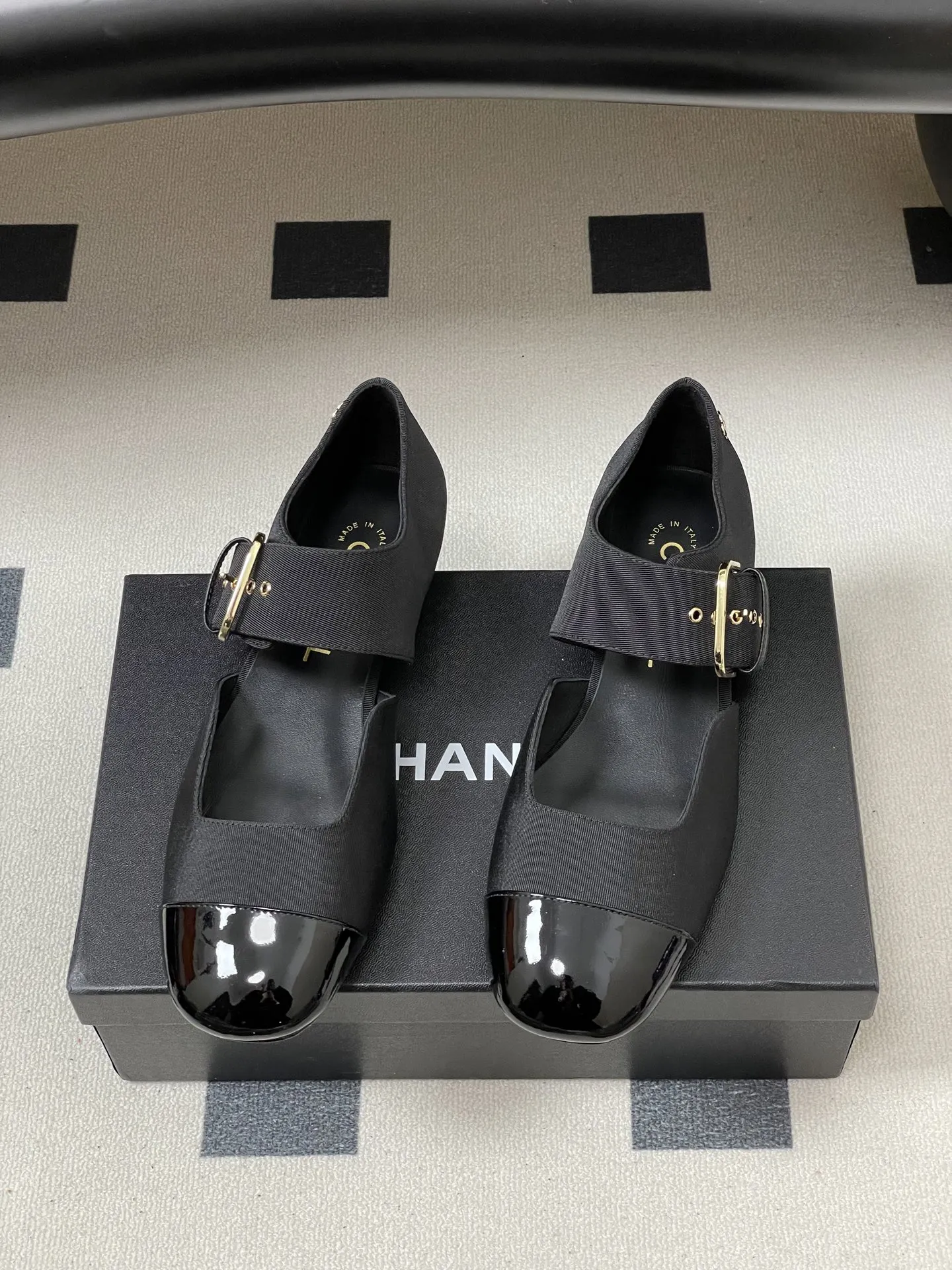 p270- 2026春夏新款Chanel小香26P 经典双拼色方头玛丽珍鞋皮带扣中空平底芭蕾舞单鞋 金属扣带设计，简约复古又时髦。平底舒适，日常通勤或休闲都能轻松驾驭。织物柔软，漆皮光泽感满满，细节精致，品牌感十足。玛丽珍鞋经典优雅，裙装裤装都能搭，轻松切换多种风格，是实用又百搭的时尚单品！ 鞋面：定制罗纹缎/羊皮 内里垫脚：羊皮 鞋底：意大利真皮大底 码数：35-39（40.41定做不退换）