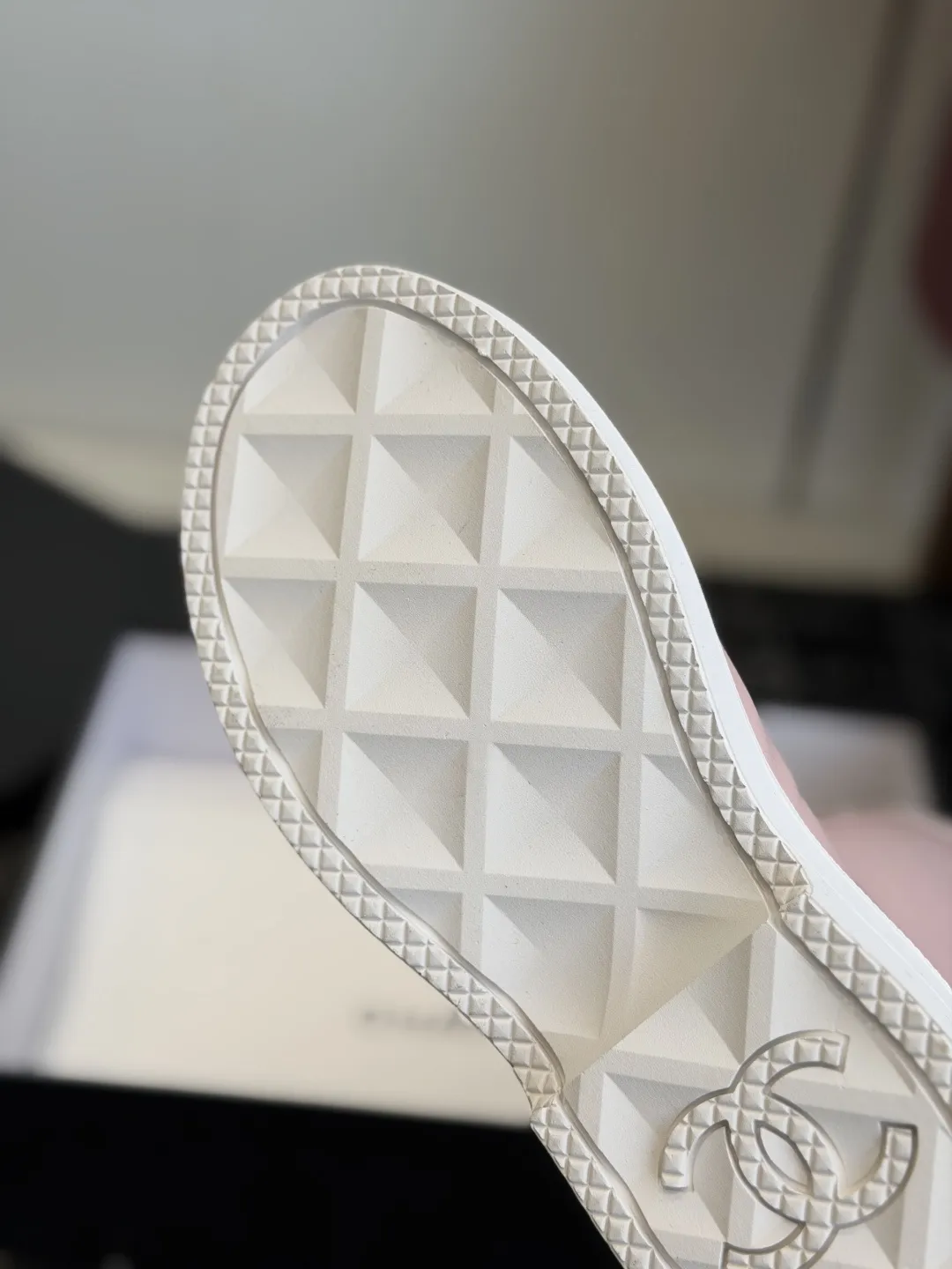 代购级💰270 CHANEL香奈儿26ss 大爆款雨靴! 入手一款本季颜值爆表雨靴,国内专柜个位数限量,不是vic完全是拿不到的 我真是太幸运了,真是大爱这雨靴我太喜欢了,上脚软软糯糯,太太太太太舒服了,很修饰腿型超级显腿长,全网最好穿的雨靴! 专柜以7800购入!!!全网独家开模定制,历经1个月调整还原正品级,秒杀市场面上的所有货品!! Size:#35-41(40 41定做不退换)