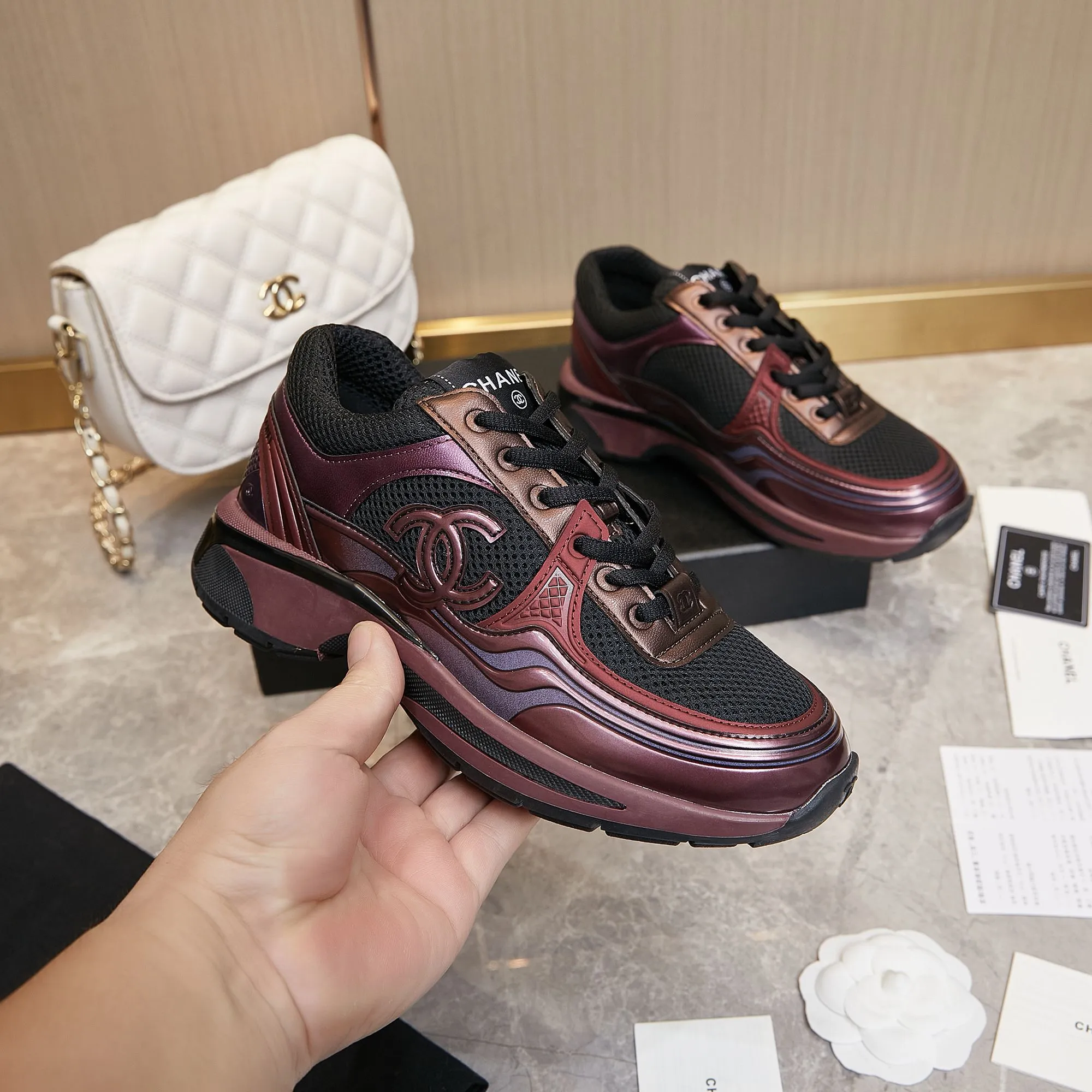 p290Chanel香奈儿——2023专柜顶级休闲款运动鞋 这款经典设计;鞋面多种工艺电绣的风格;大底却时尚运动;不平凡的拥入了多种配色元素…… 多元化混搭非常好看百搭,休闲,时尚,运动,户外都能兼顾…… ꫛꫀꪝ Go➫ 材料: ❶鞋面采用: 原版工艺制作+特殊布料 ❷内里采用: 原版进口透气网 ❸大底根据: 原版TPU组合大底 专柜精品包装全套男女35–46