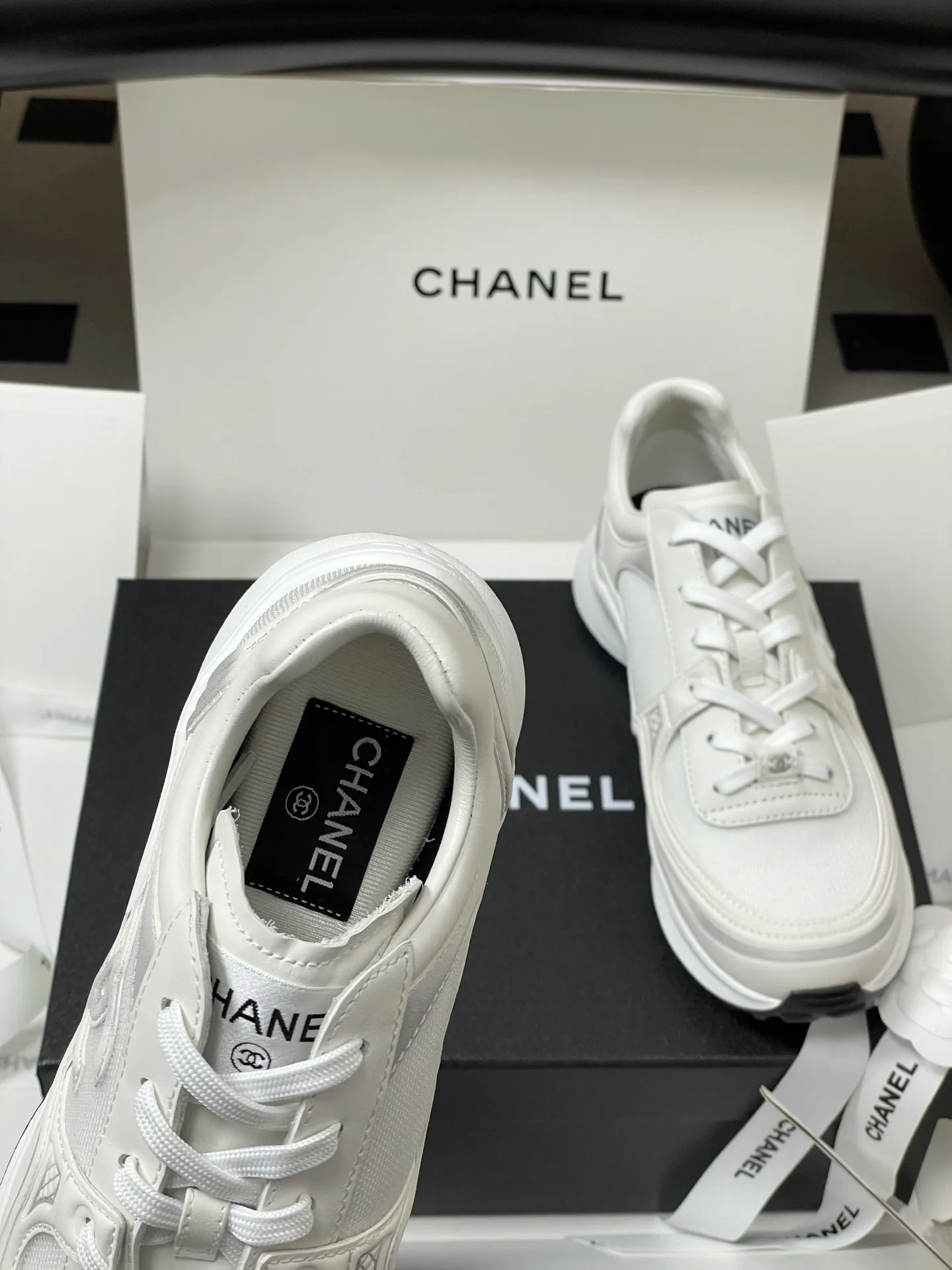 p380-莞产（配高档飞机盒✈️） Chanel 小香26C专柜早春秀款 断货王炸款！ 最新🆕渐变双C网面运动鞋 白色透气网纱面休闲鞋厚底老爹鞋 Chanel的白色运动鞋是品牌的经典单品之一，以其优雅与舒适兼备的特点，深受全球时尚人士的喜爱。它们完美融合了香奈儿的标志性元素与运动休闲风，侧面镂空设计，双C Logo在鞋头或鞋侧。线条流畅，非常显脚瘦，百搭且舒适。优质皮革+经典双C Logo，简约又有辨识度。厚底设计，穿着舒适还能悄悄增高，日常通勤、逛街都超适合👟白色百搭，牛仔裤、裙装都能轻松驾驭，时尚又实用！26C系列延续香奈儿精致工艺，耐穿又时髦，是潮流爱好者必入单品 鞋面：定制小牛皮拼接网纱 内里垫脚：1:1科技面料保暖性透气性 鞋底：原版开模TPU组合大底（鞋底厚实有弹性，带有防滑齿纹） 码数：35-39（40定做不退换）