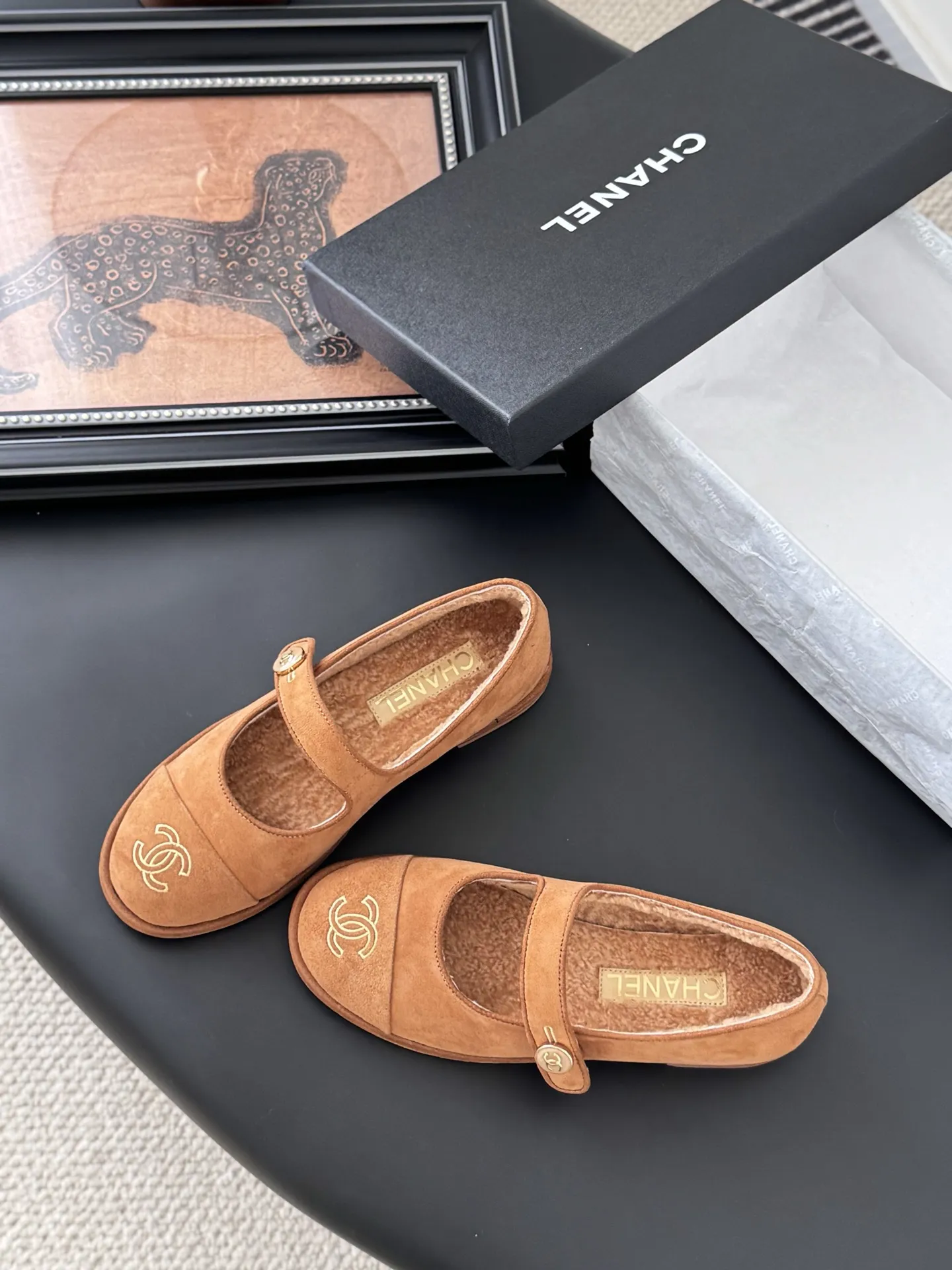 P 250 Chanel 25B秋冬新款毛茸茸玛丽珍单鞋 泰迪毛毛鞋 很舒服诶 美拉德棕色还是很适合秋冬的～ 鞋面麂皮/牛皮 内里皮毛一体 真皮大底 Size:35-39 其他码数定做