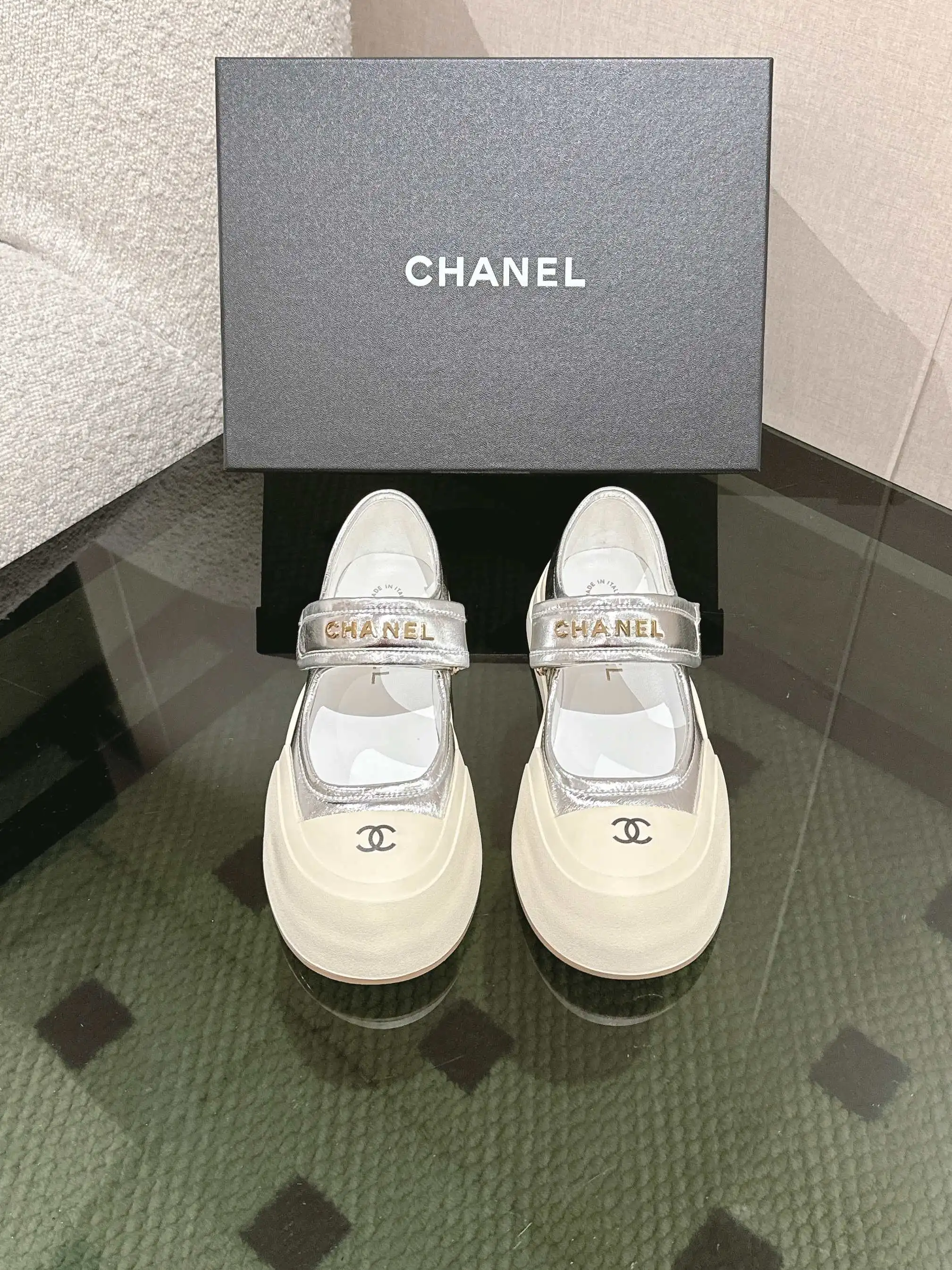 Chanel 25C 春夏玛丽珍新款休闲运动鞋 天花板顶级品质[得意] 这款靴子真的是小个子福星，厚底5cma 更精致一点 ，显腿瘦，关键是上脚很舒服 鞋面：进口牛皮 内里：羊皮里 大底：正品开模tpu大底～跟高5cm Size：35-40（41订做不退换）P280