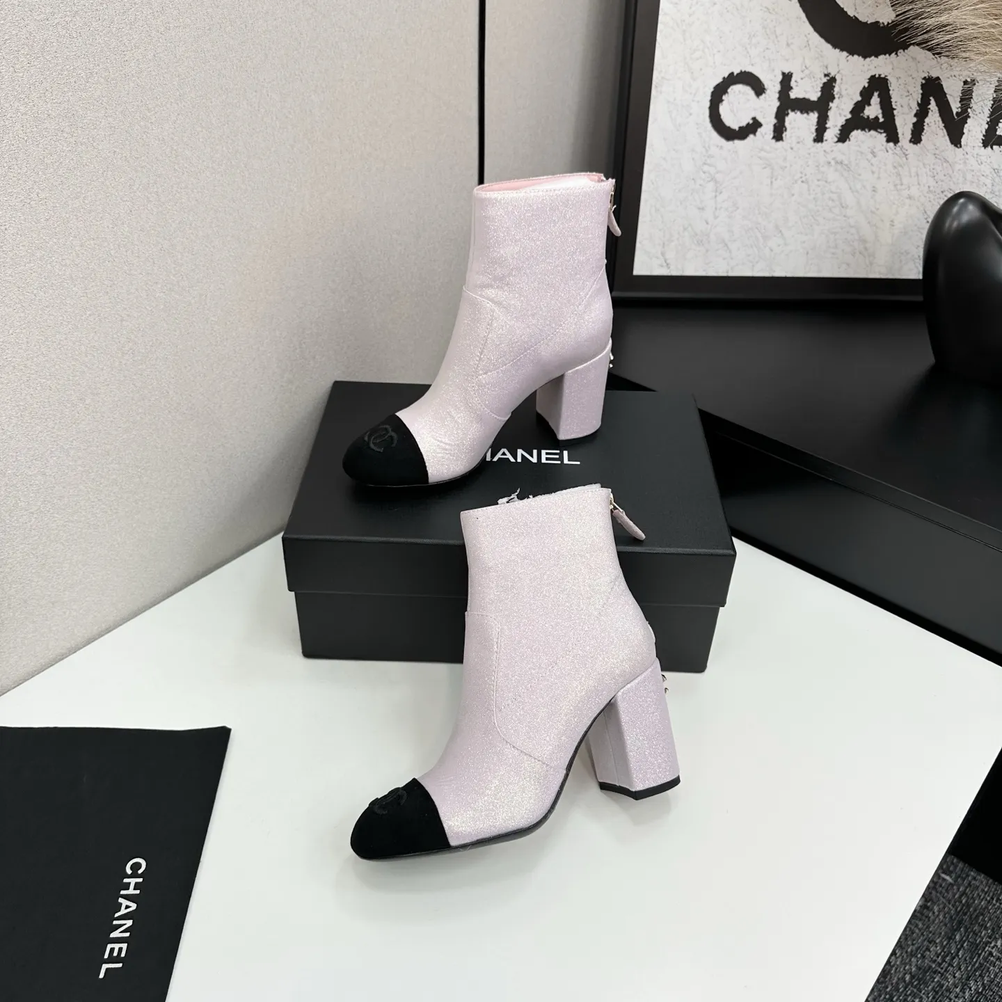 CHANEL香奈儿小香经典拼色粗跟后拉链短靴 这双靴子巧妙融合品牌标志性元素 以大胆而和谐的拼色设计 打破常规 鞋跟处精致的双C 低调奢华 彰显品牌底蕴 。 无论是搭配简约连衣裙展现优雅气质 还是与个性牛仔裤组合打造休闲时尚风 它都能轻松驾驭 为整体造型注入高级时尚感。 面料采用原版定制材质 内里垫脚均为羊皮 意大利进口真皮大底 size：35-39（40/41定制） P320