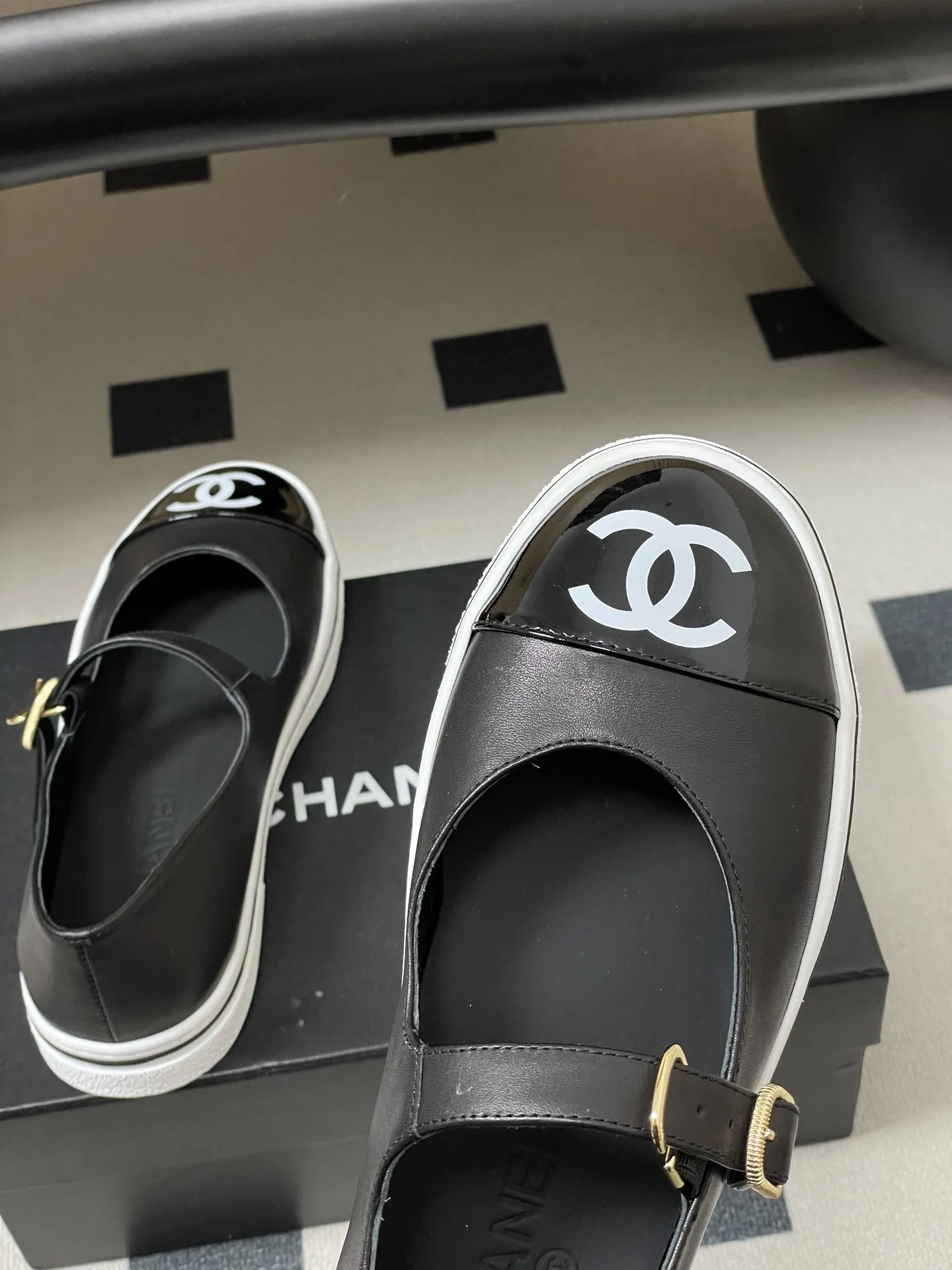 p260- 2026早春新款Chanel 小香26P 休闲玛丽珍奶奶鞋经典大双C logo拼色浅口单鞋 26P爆款果然名不虚传，又美又好穿，这波必须冲！ 第一眼看似普通 上脚效果直接拉满 完全超出预想 超美 超舒服 试穿直接被拿捏，脚感轻软到像踩在云朵上，走路不累、支撑感满分。 日常暴走都毫无压力，颜值与舒适度双在线的王炸款！ 经典配色 ➕双C 大Logo 随意一搭 高级感满满 设计师大胆的将休闲鞋底➕时装小单鞋的鞋面 完美融合在一起 保留了舒适的同时又将甜酷风演绎得淋漓尽致 随便一搭 立马跃升为时尚达人！ 鞋面：定制羊皮 内里垫脚：羊皮 鞋底：开模橡胶大底 码数：35-39（34.40.41.42定做不退换）