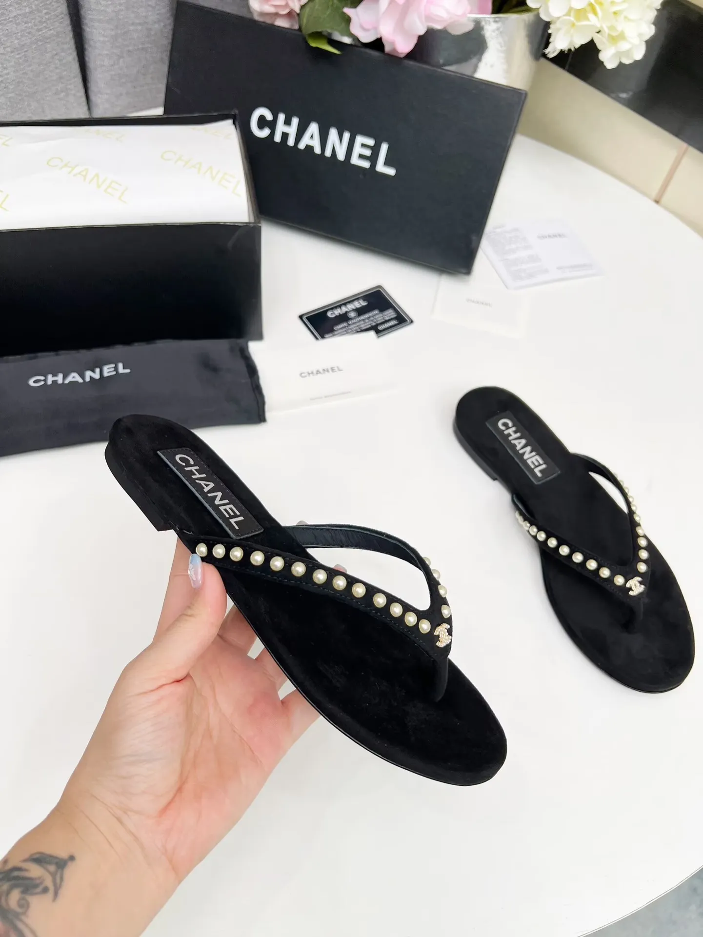 出厂价：200元 Chanel 春夏新款 真皮大底人字拖鞋✅ 首发这个鞋我真心的心动💓 第一眼[惊讶]看到就喜欢，😊 而且有Chanel 家的经典元素钻石Logo💎 面料:双面绒 内里：牛里 颜色：黑色 码数：35&mdash;41（41可定做不退换） 大底：采用真皮大底制作 包装：配卡片、布袋