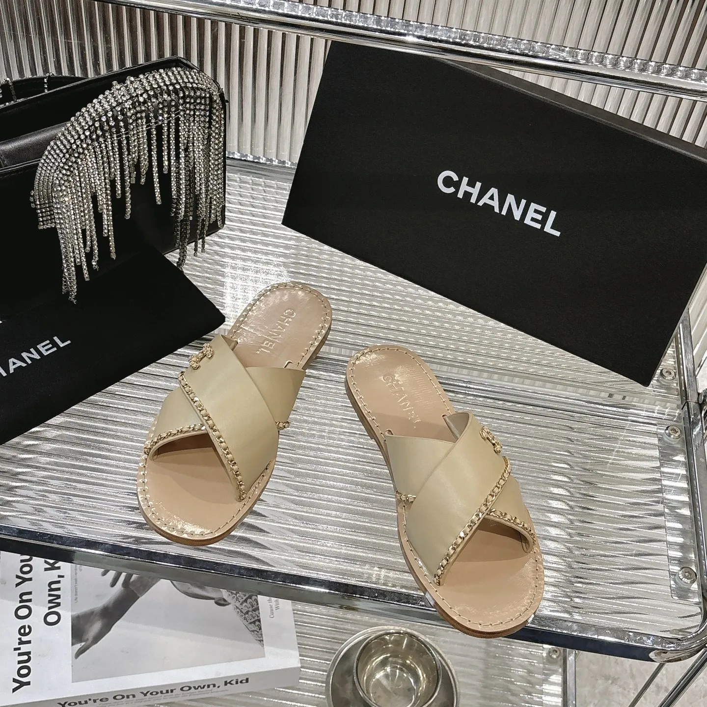 💫💫26春夏必备奢牌拖鞋！Chanel链条设计自带高光，经典双C标识彰显身份，小香风的精致感藏都藏不住～ 休闲不随意，精致不浮夸，日常通勤、周末约会都能穿，上脚轻盈无负担，细节处尽显匠心，时髦精的夏日氛围感全靠它撑场✨ 🔺面料:头层牛皮➕羊皮内里 🔺颜色:杏色、黑色、白色、粉色 🔺码数：35-40码（41订做不退换） 🔺出厂价：240元