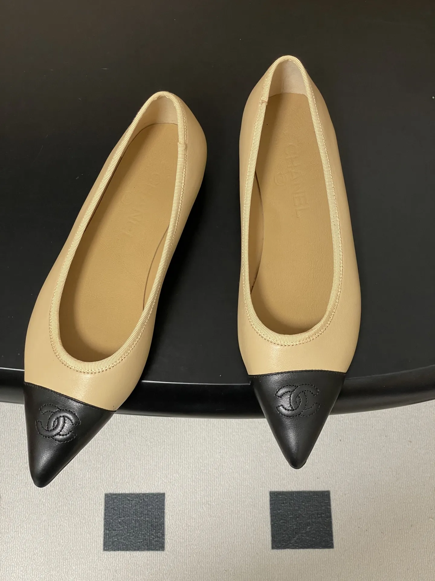 p270- 2026春夏新款Chanel小香26P尖头芭蕾舞鞋经典双拼色电绣双C平底单鞋 这款尖头有吸引到我 很喜欢鞋头的形状。以拼色美学重塑经典格调。细腻小羊皮与质感面料碰撞，撞色纹路勾勒出层次美感，复古与现代在此交融，标志性双C标识低调点缀鞋头，自带品牌辨识度与高级感。尖头设计微宽不挤脚，既拉长腿部线条显纤细，又兼顾行走舒适度，不管是搭配西装裤的职场通勤，还是配连衣裙的法式约会，都能以优雅姿态踏出每一步，成为造型中的点睛奢品！ 鞋面：小羊皮 内里垫脚：羊皮 鞋底：意大利真皮大底 码数：35-39（40.41定做不退换）