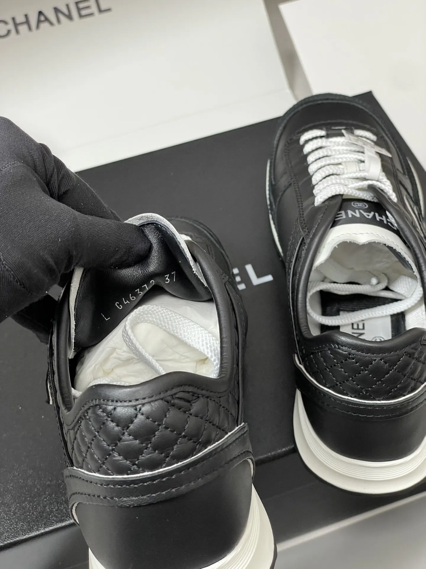 p380-莞产（配高档飞机盒✈️） Chanel 小香 25P德训鞋 经典大双C侧标休闲鞋黑白熊猫拼色系带运动鞋 简约的黑白熊猫配色，永不过时，微微尖的德训鞋头更显脚瘦，小牛皮面跟反绒材质的碰撞，时尚，非常上脚舒适！经典的黑白配色，真的是春夏穿搭的神器，跟上潮流的休闲运动，配色鞋型都很轻盈，透气又舒服，显白效果满满 而且版型比以前任何一款都更秀气出众！美丽的德训Nice shoes 鞋面：定制小牛皮 内里：小羊皮 鞋垫：透气环保鞋 鞋底：原版开模TPU组合大底 码数：35-39（40定做不退换）