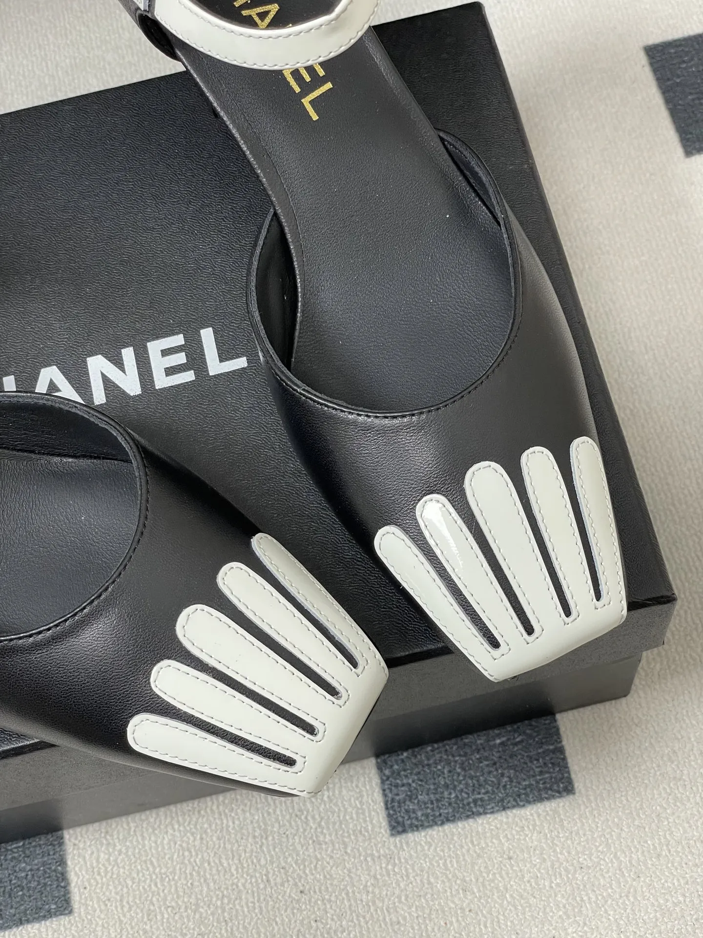 p290- 26ss春夏新款Chanel香奈儿 26a小香方头双拼色中空高跟凉鞋新颖条纹粗跟高跟单鞋 方头设计:优雅显瘦，拉长腿部线条粗条纹装饰:甜美可爱，增添女性魅力高跟设计:显高显瘦，展现优雅气质百搭耐看，适合各种场合 搭配职业装，展现职场女性的优雅与干练搭配晚礼服，成为全场焦点 搭配连衣裙，展现浪漫柔美的一面搭配牛仔裤，轻松驾驭休闲风格 无论是日常通勤还是参加派对，它都能让你轻松应对，展现优雅气质 鞋面：羊皮/牛漆皮 内里垫脚：羊皮 跟高：6cm 鞋底：意大利真皮大底 码数：35-39（40.41定做不退换）