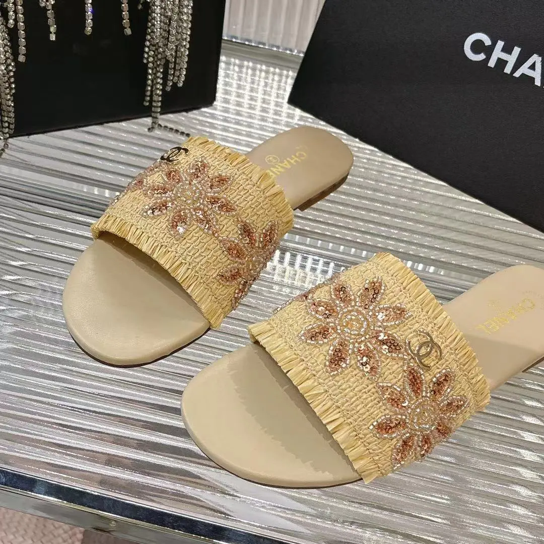 💫💫26春夏Chanel设计自带高光，经典双C标识彰显身份，小香风的精致感藏都藏不住～ 休闲不随意，精致好看，🤩上脚轻盈无负担，细节处尽显匠心，时髦精的夏日氛围感全靠它撑场✨ 🔺面料:定制草编 🔺颜色:杏色、黑色、白色 🔺码数：35-40码（41订做不退换） 🔺出厂价：220元