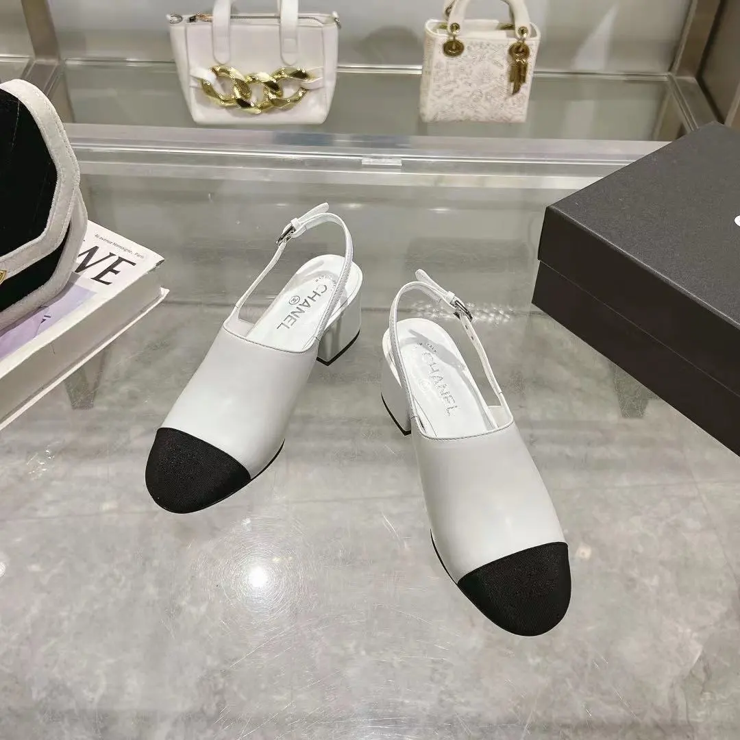 𝐂𝐇𝐀𝐍𝐄𝐋★小香 春夏新品 专柜新款凉鞋电绣永不褪去的经典元素 💋展现与众不同的穿搭风格美到无话可说 夏季必入款&hellip;&hellip; 鞋面：进口羊皮 内里：混种羊皮 跟高：5cm 大底：意大利真皮大底 鞋码: 35-39（40、41 42定制不退换） 出厂价:250